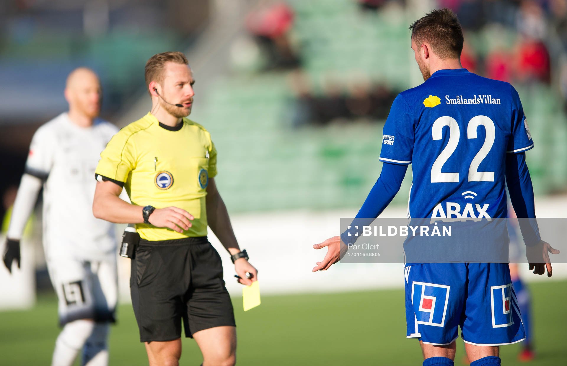 Sundsvalls Smajl Suljevic får gult kort av domare