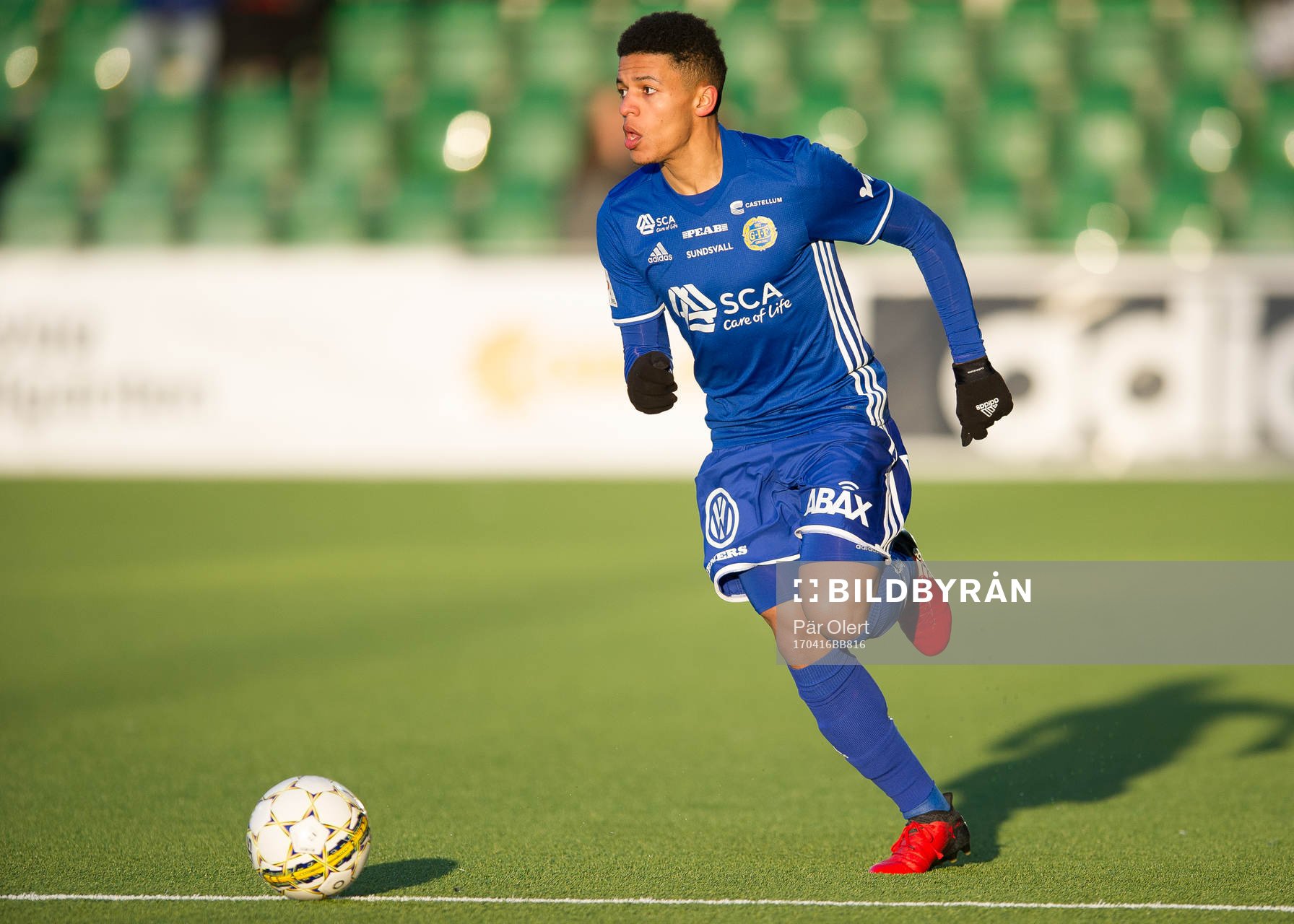 Sundsvalls Romain Gall med boll