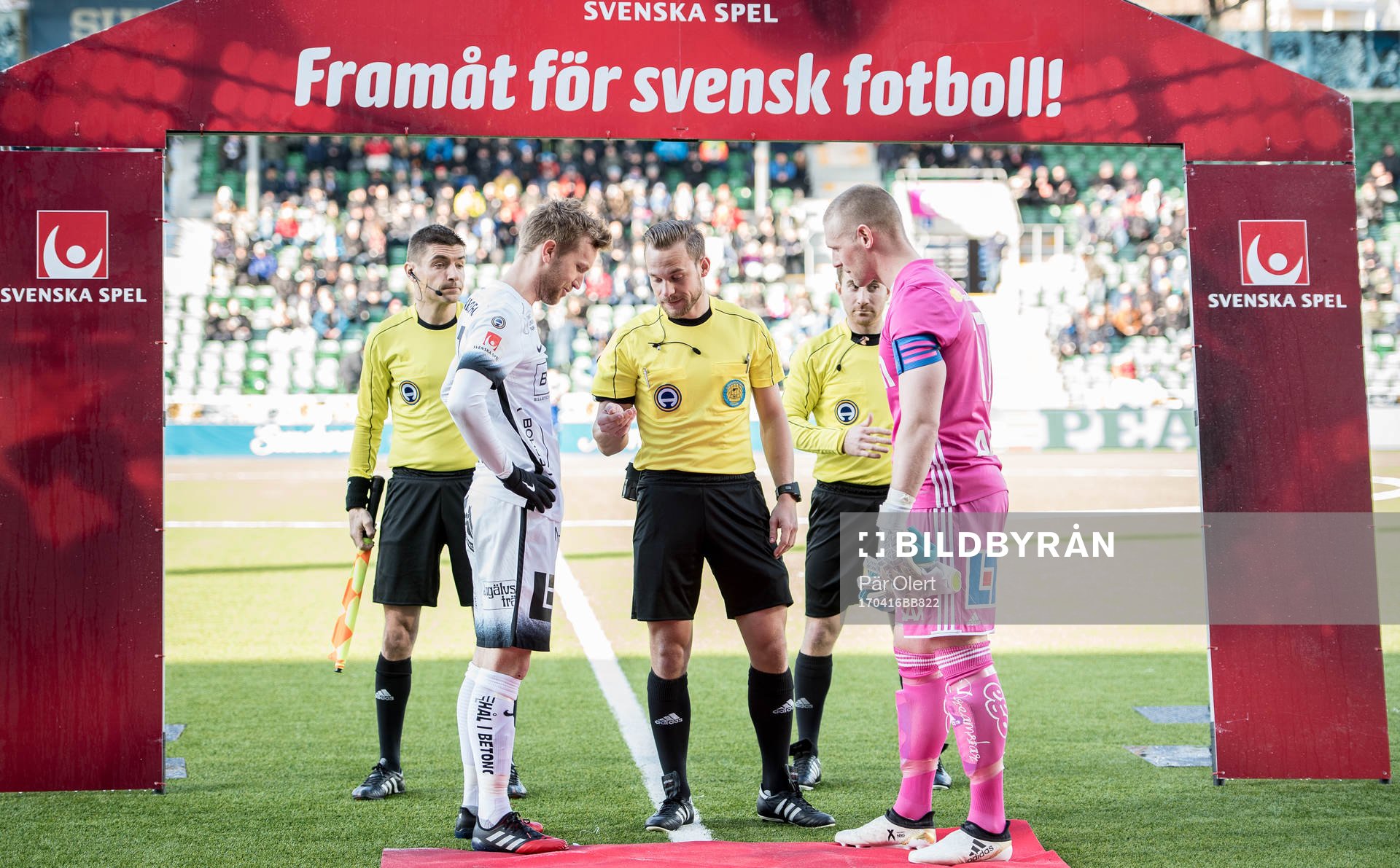 Domaren Kristoffer Karlsson singlar slant innan