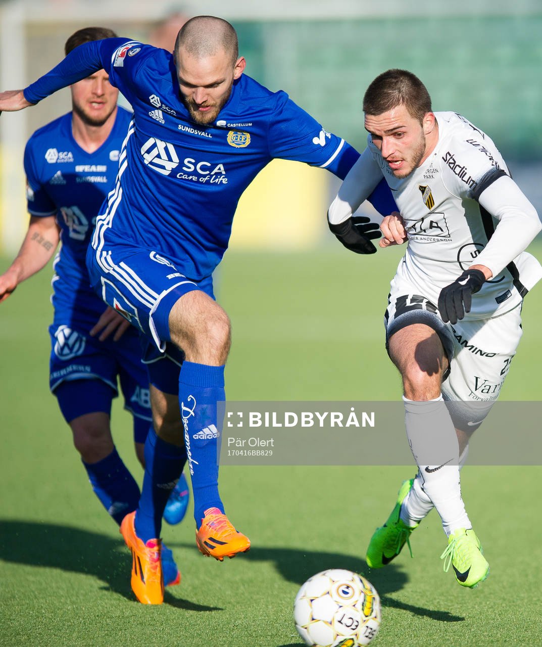 Sundsvalls Marcus Danielson i närkamp med Häckens Egzon Binaku under fotbollsmatchen i Allsvenskan mellan GIF Sundsvall och Häcken den 16 April 2017 i Sundsvall.