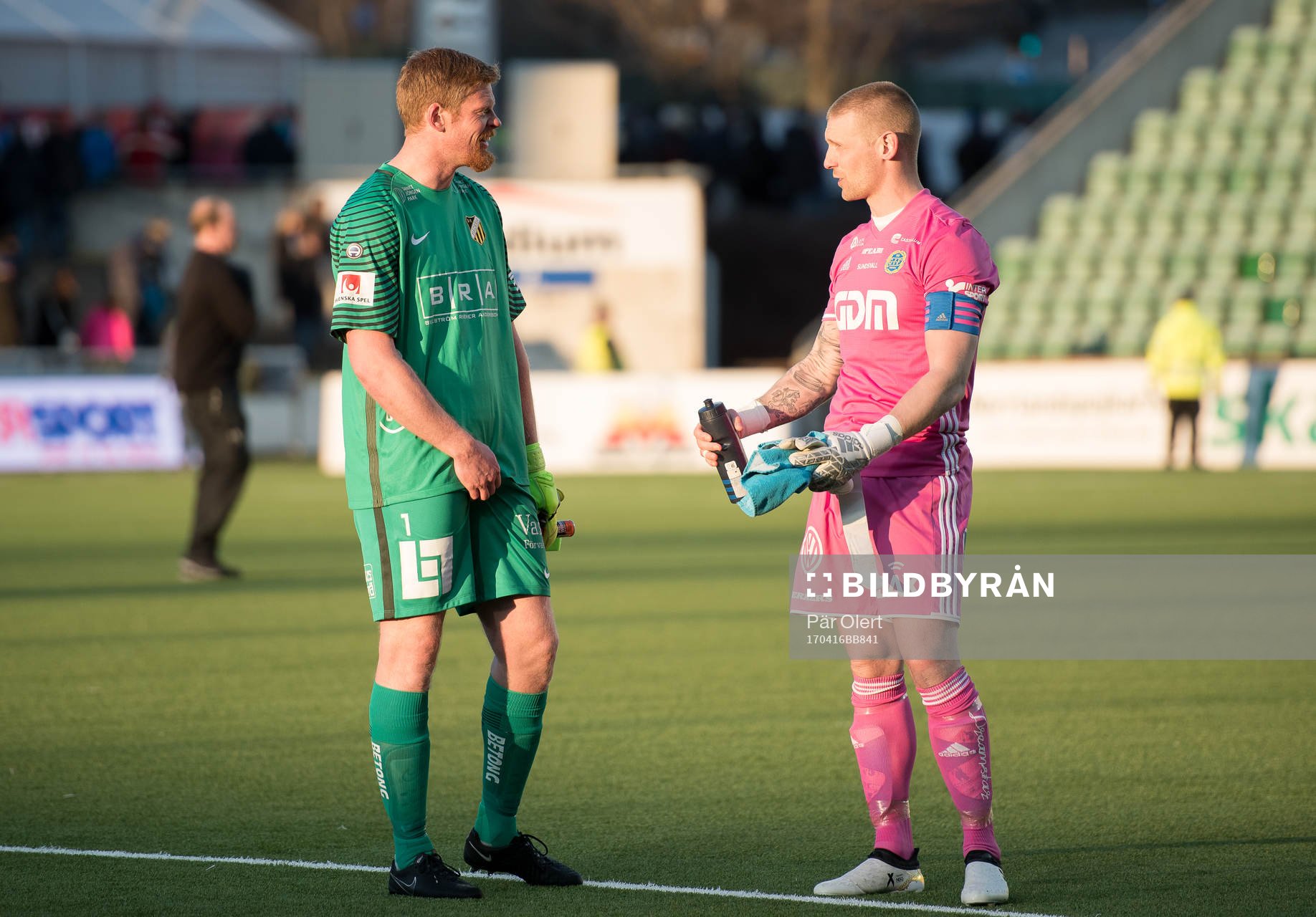 Häckens målvakt Christoffer Källqvist pratar med