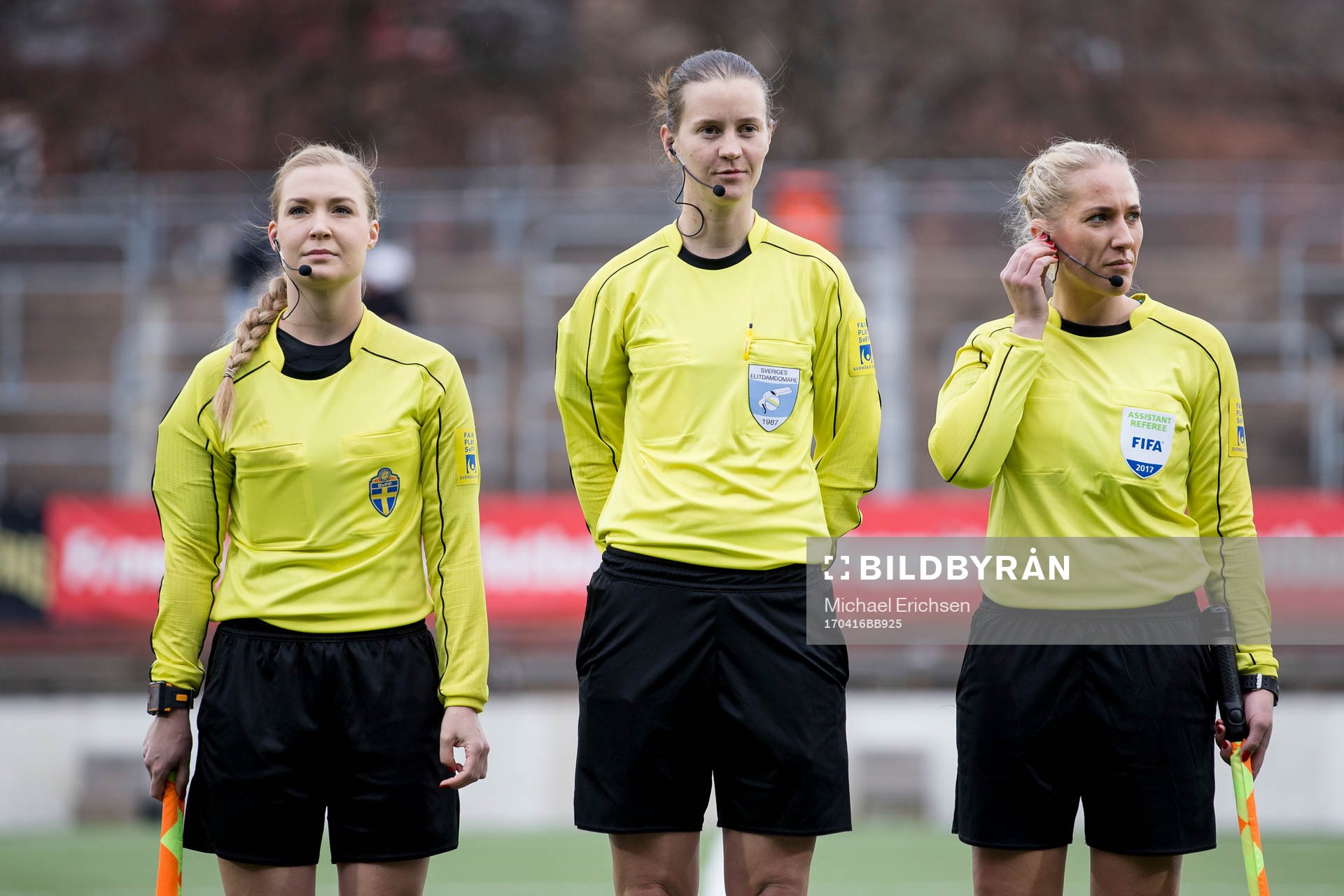 Domare Lovisa Johansson i mitten med assisterande Sandra