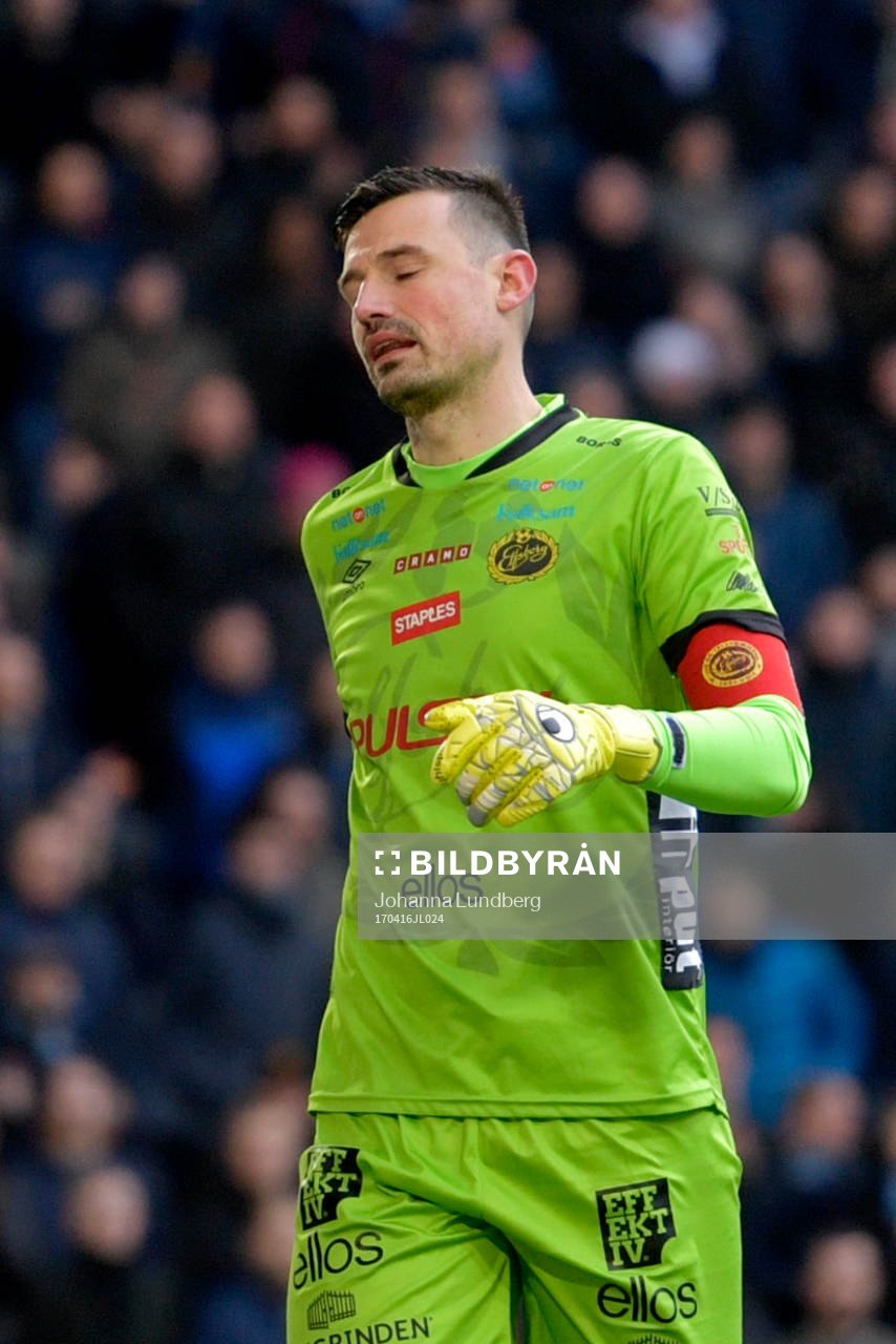 Elfsborgs målvakt Kevin Stuhr Ellegaard deppar
