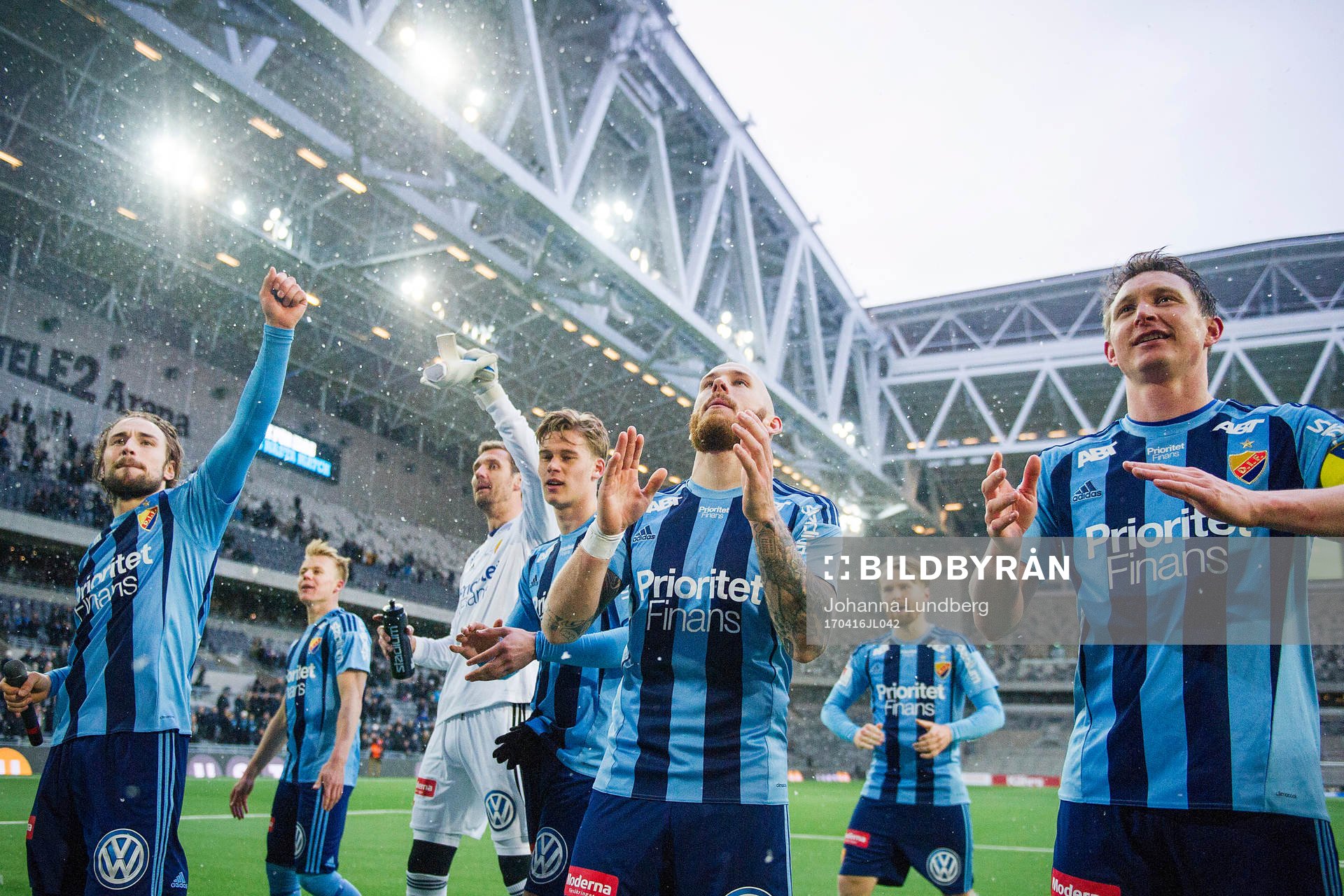 Djurgårdens Kevin Walker, målvakt Andreas Isaksson, Felix Beijmo, Magnus Eriksson, Jacob Une Larsson och Kim Källström jublar efter fotbollsmatchen i Allsvenskan mellan Djurgården och Elfsborg den 16 april 2017 i Stockholm.