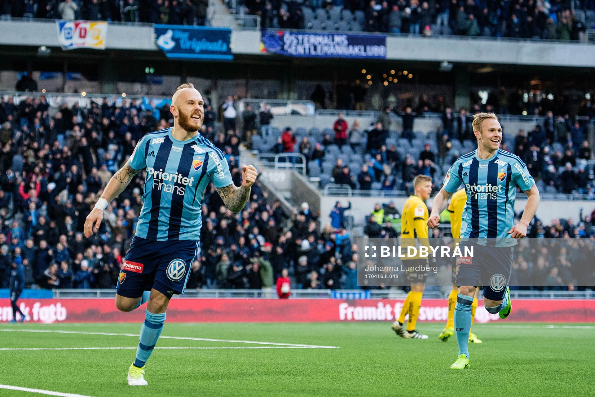 Djurgårdens Magnus Eriksson gör 3-0 och jublar med Gustav Engvall under fotbollsmatchen i Allsvenskan mellan Djurgården och Elfsborg den 16 april 2017 i Stockholm.