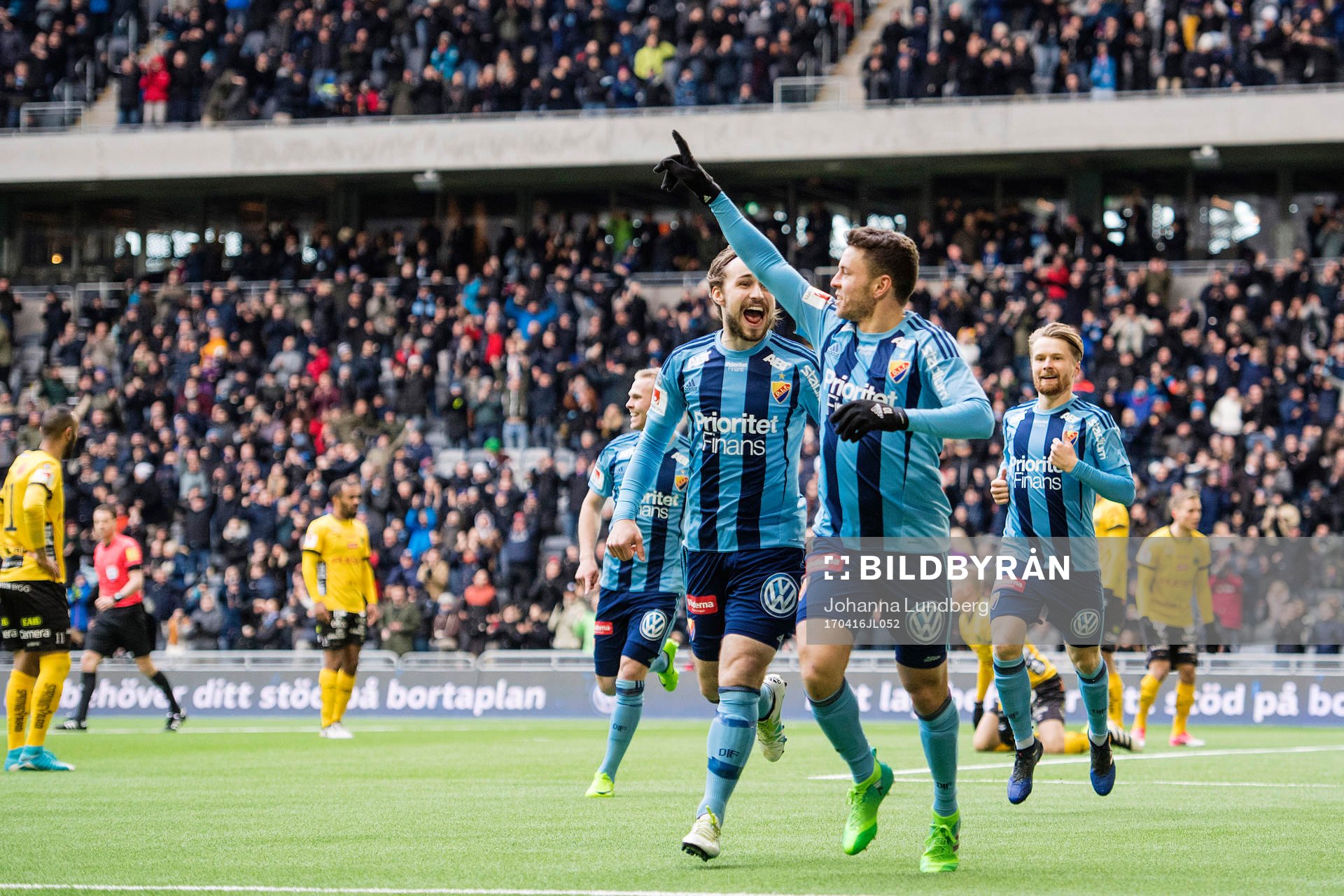 Djurgårdens Kerim Mrabti (m) gör 2-0 och jublar med Kevin
