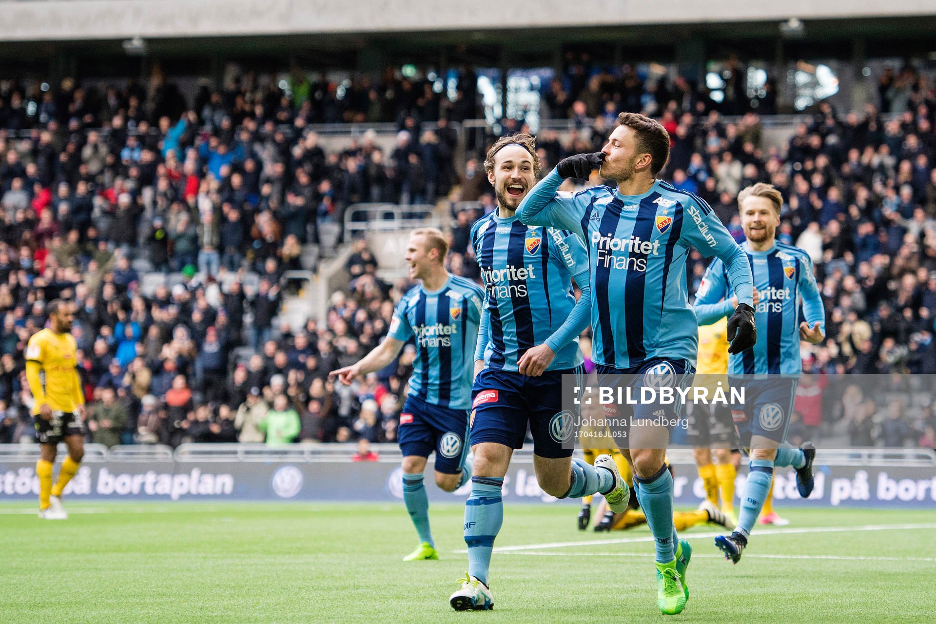 Djurgårdens Kerim Mrabti (m) gör 2-0 och jublar med Kevin