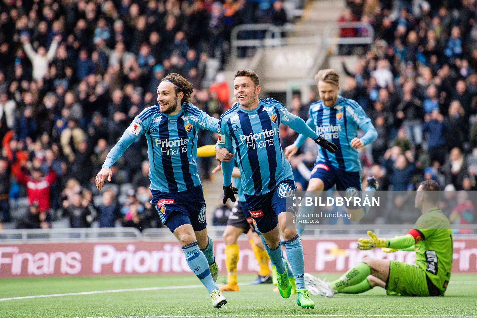 Djurgårdens Kerim Mrabti (m) gör 2-0 och jublar med Kevin