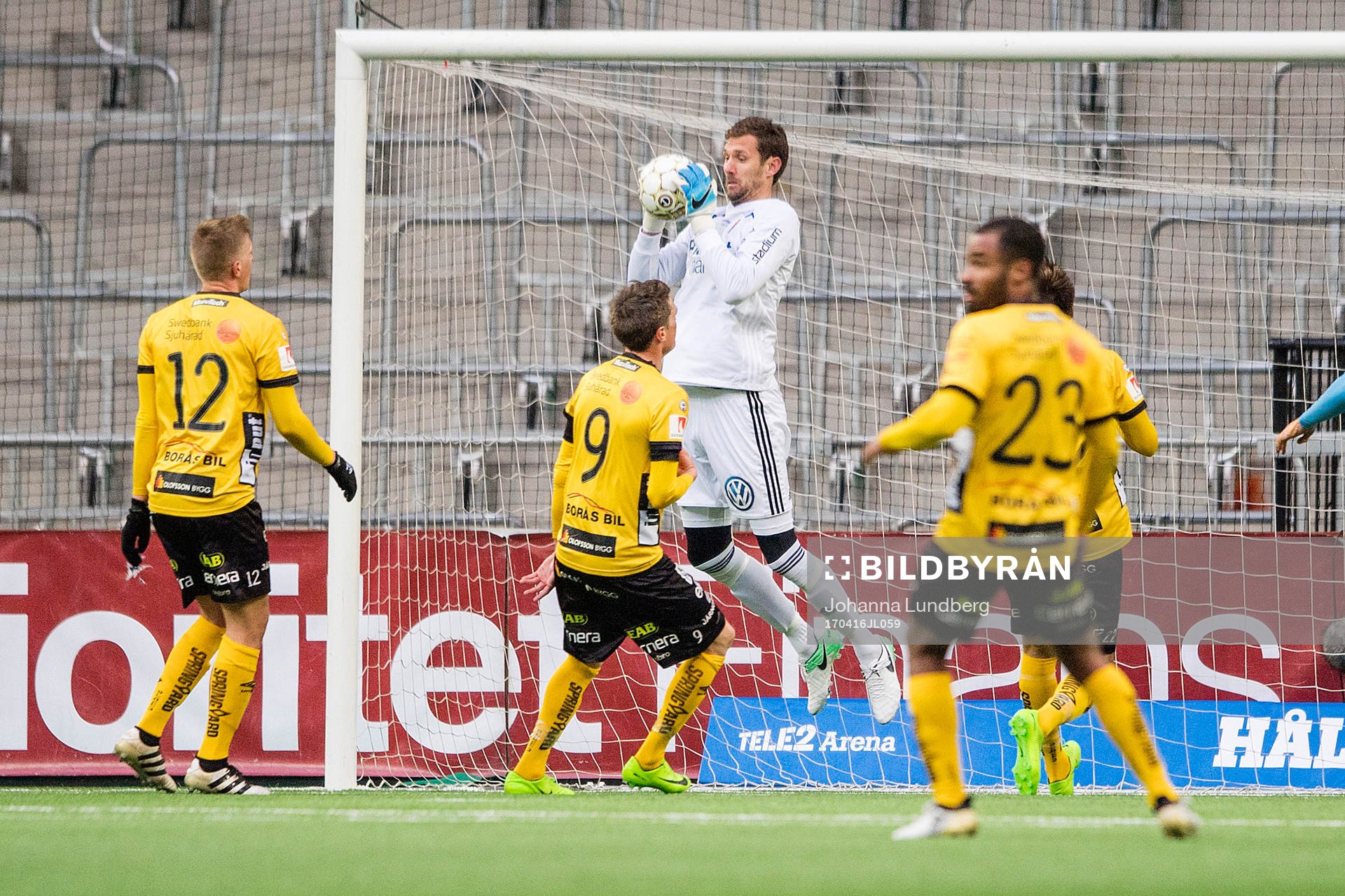 Djurgårdens målvakt Andreas Isaksson med en räddning