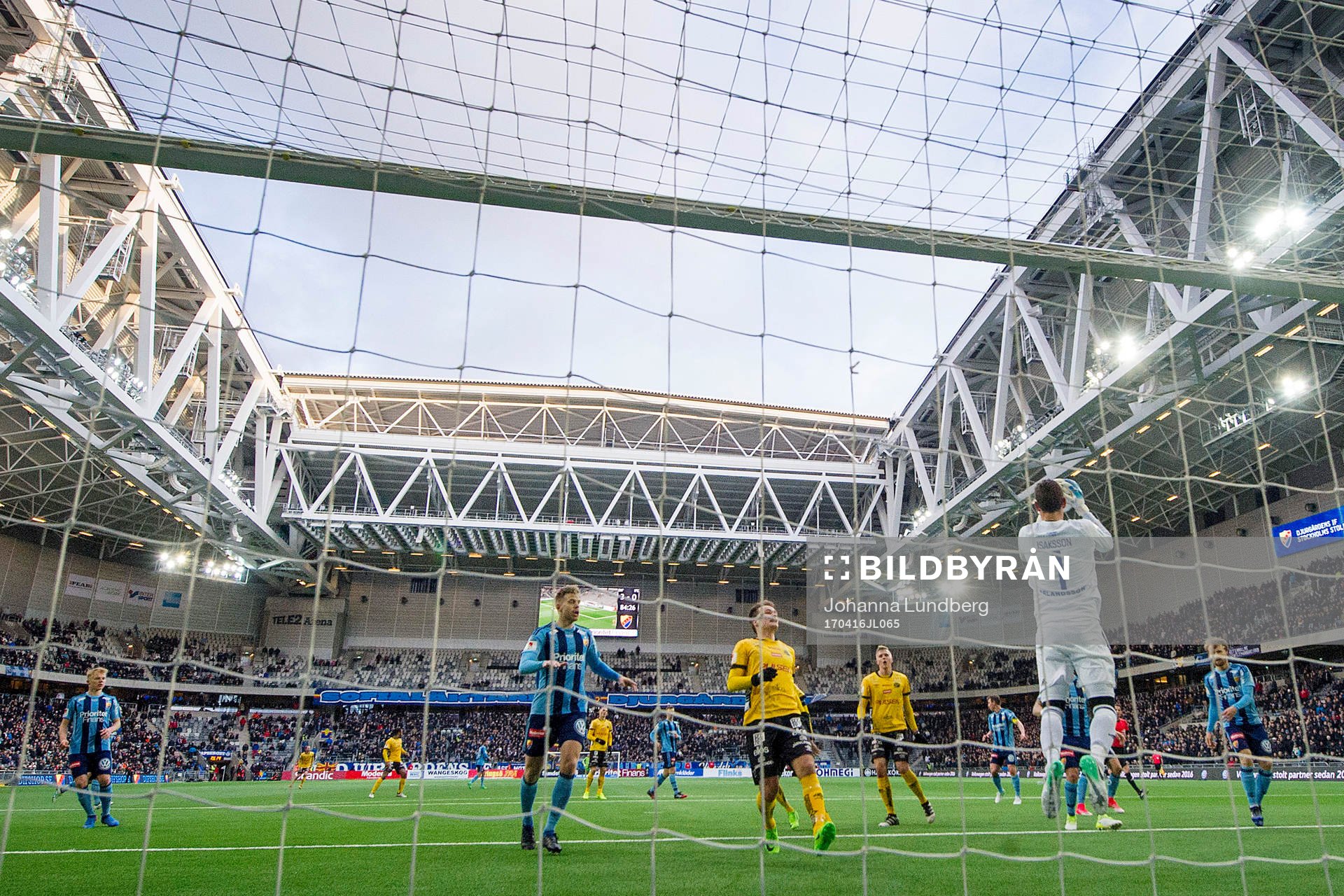 Djurgårdens målvakt Andreas Isaksson med en räddning