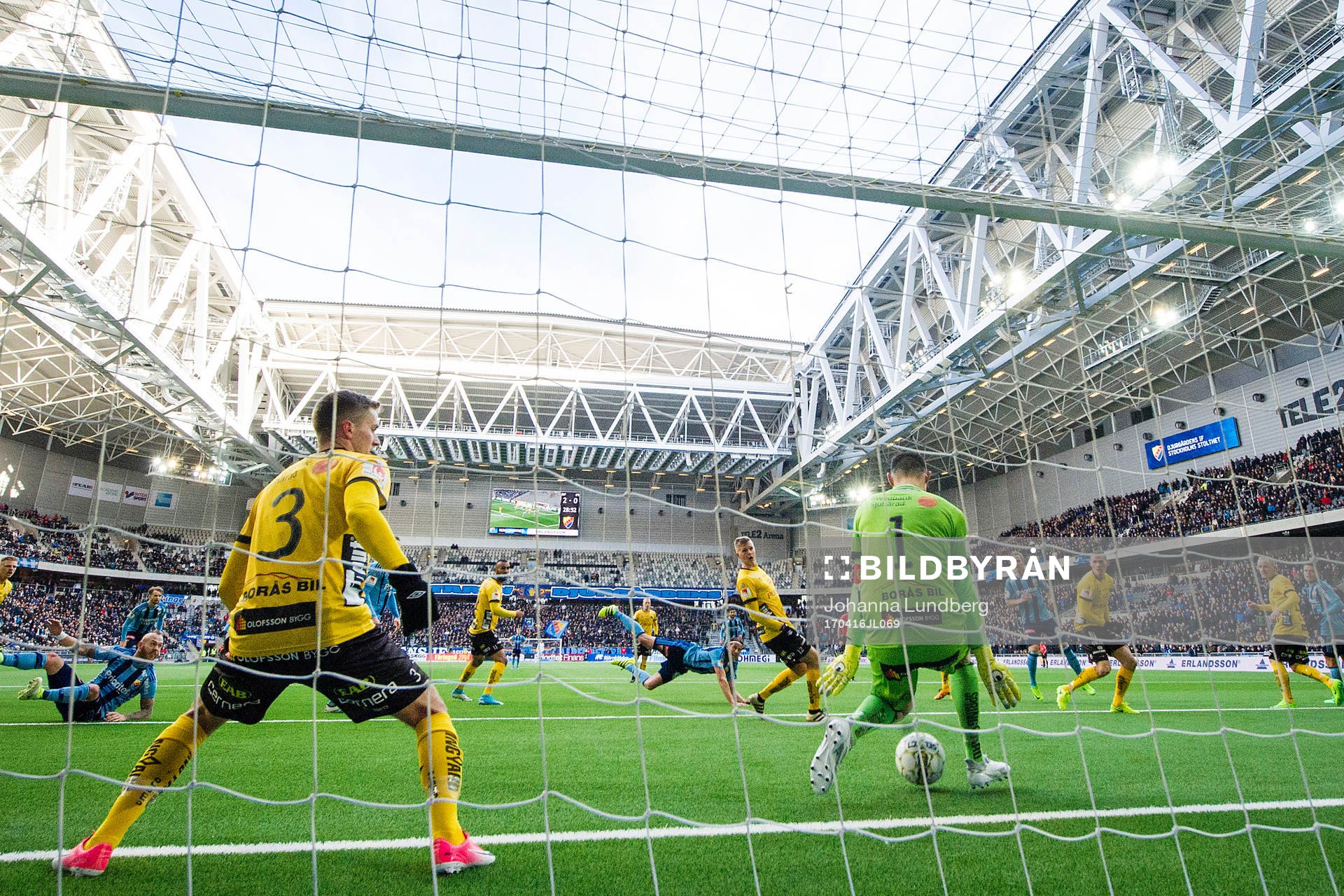 Elfsborgs målvakt Kevin Stuhr Ellegaard med en räddning