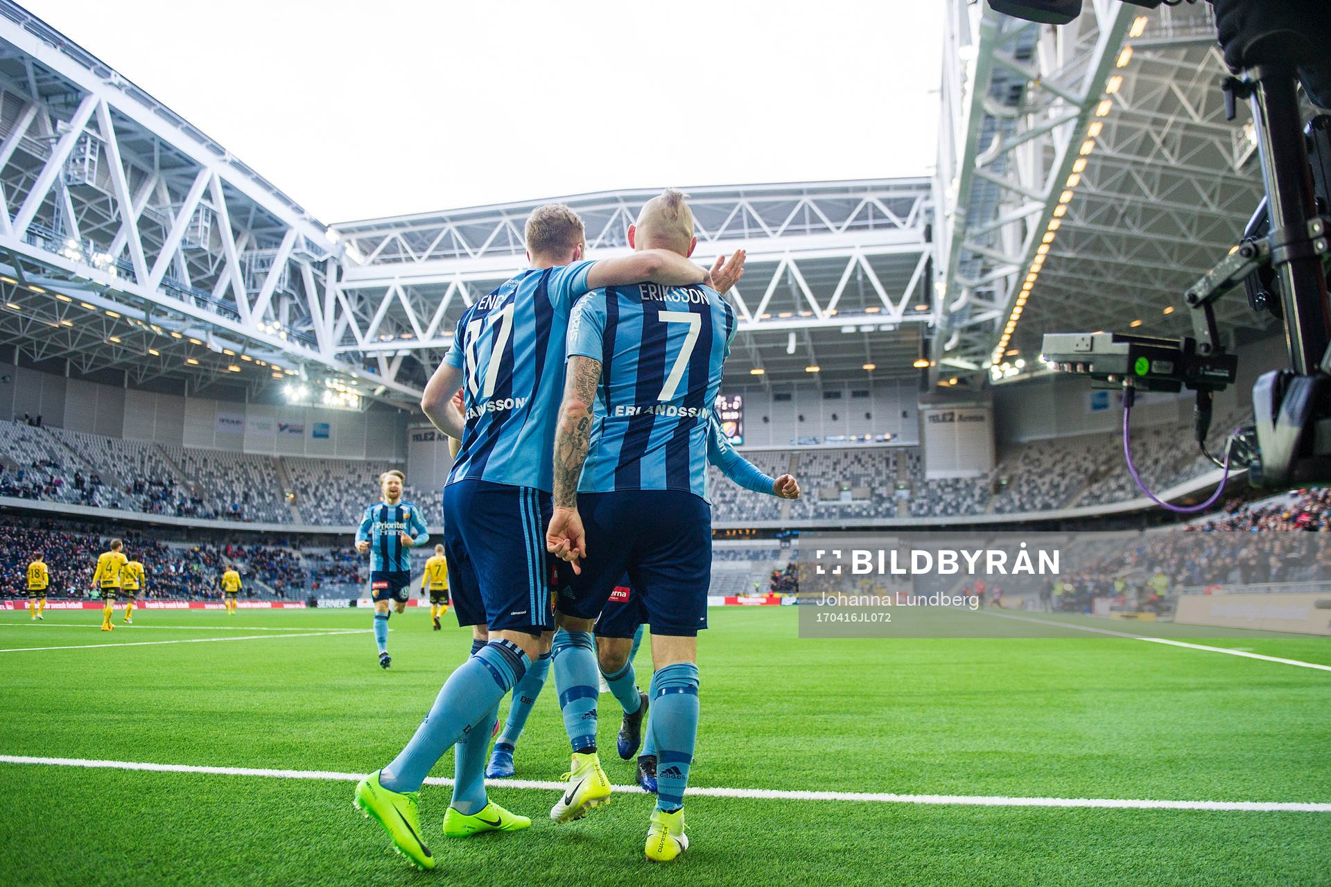Djurgårdens Gustav Engvall och Magnus Eriksson jublar