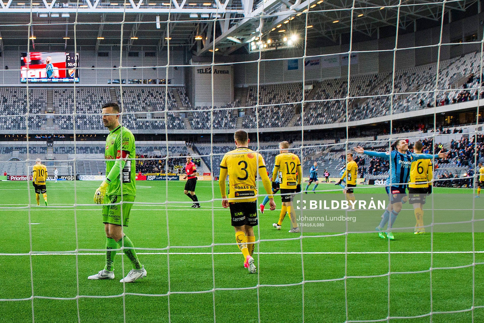 Elfsborgs målvakt Kevin Stuhr Ellegaard deppar medan
