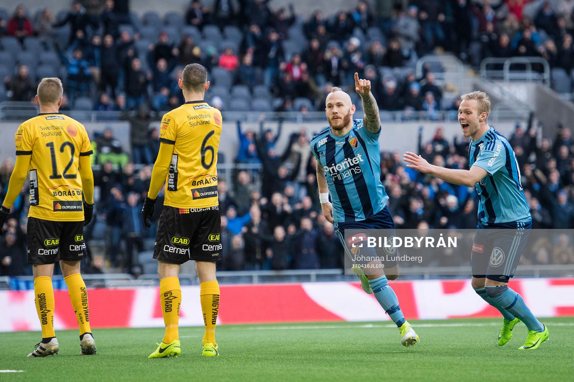 Djurgårdens Magnus Eriksson gör 3-0 och jublar med Gustav Engvall under fotbollsmatchen i Allsvenskan mellan Djurgården och Elfsborg den 16 april 2017 i Stockholm.