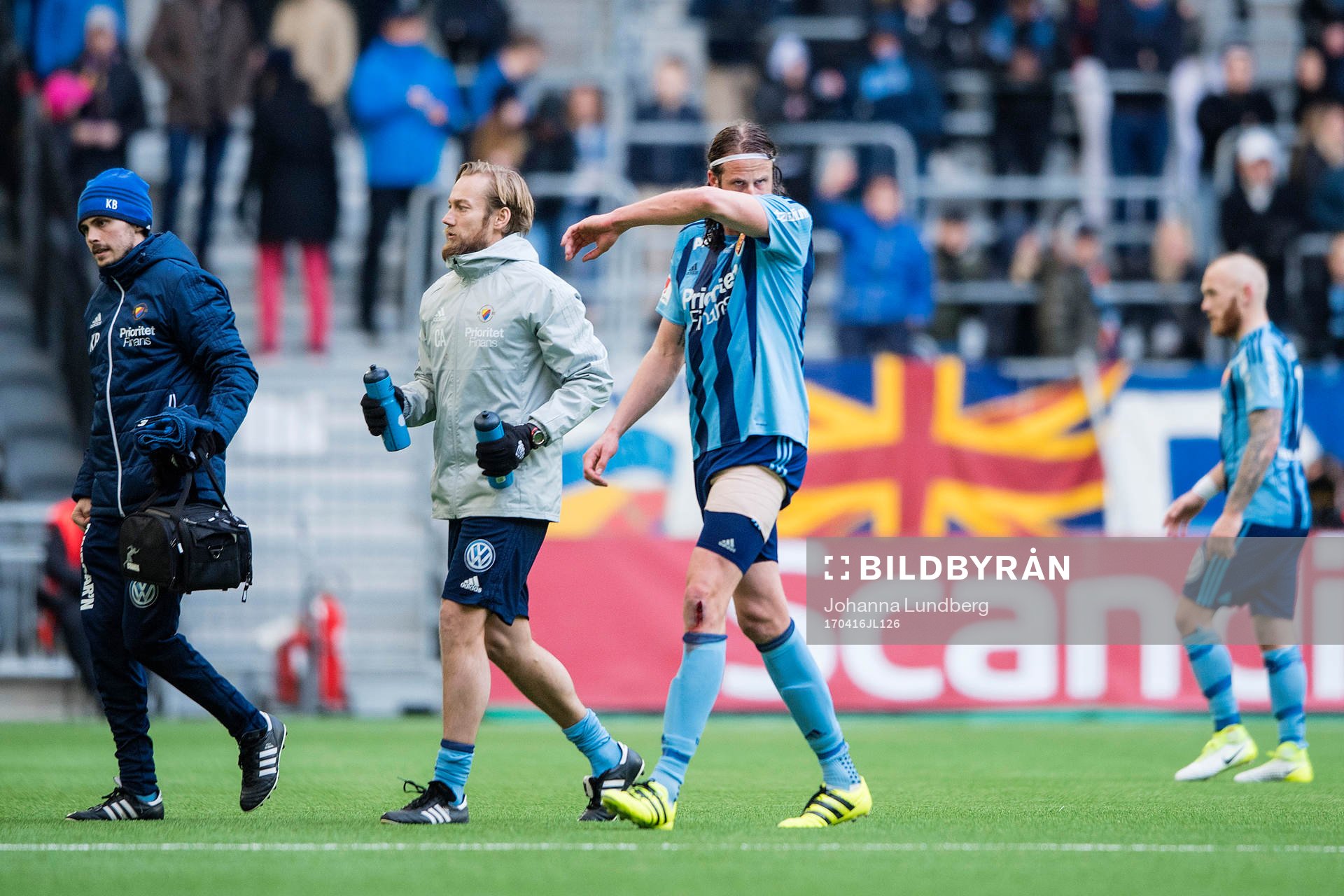 Djurgårdens Jonas Olsson får lämna planen skadad