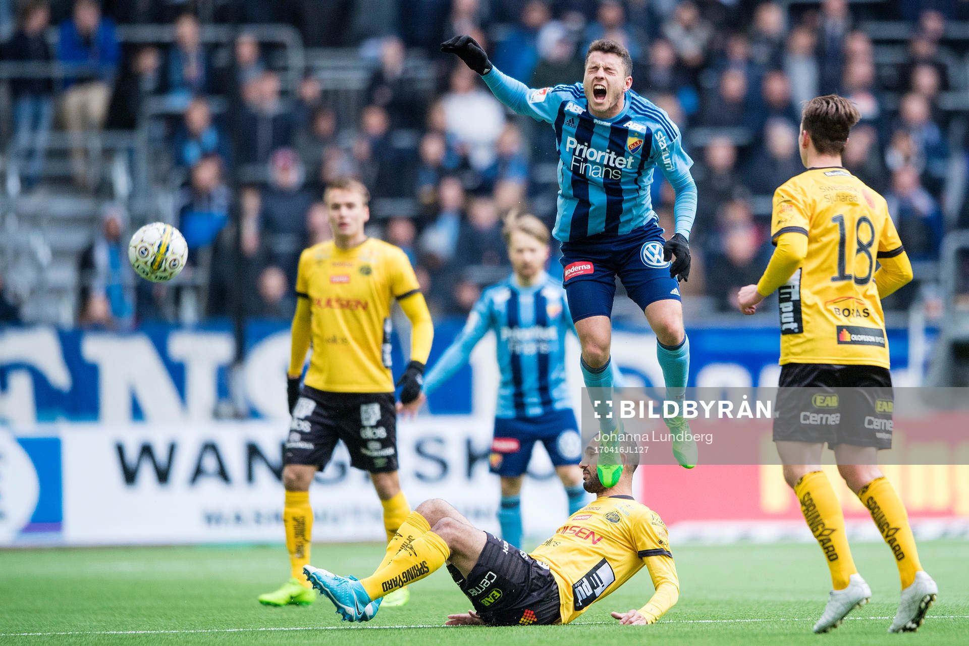 Djurgårdens Kerim Mrabti  får ont i en duell med