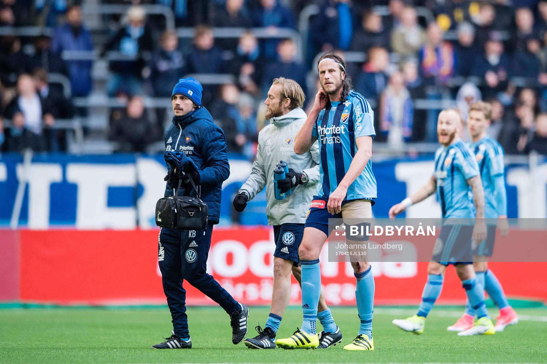 Djurgårdens Jonas Olsson får lämna planen skadad