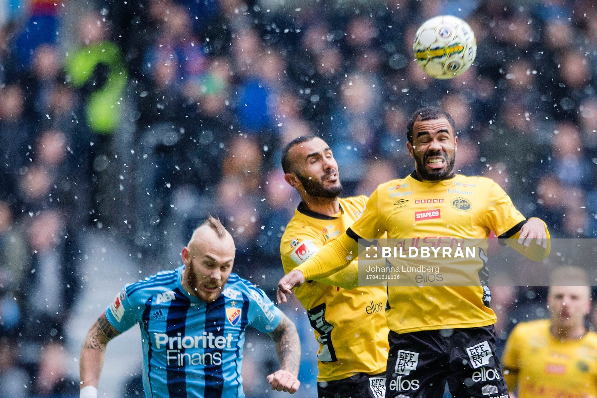 Djurgårdens Magnus Eriksson i en nickduell mot Elfsborgs