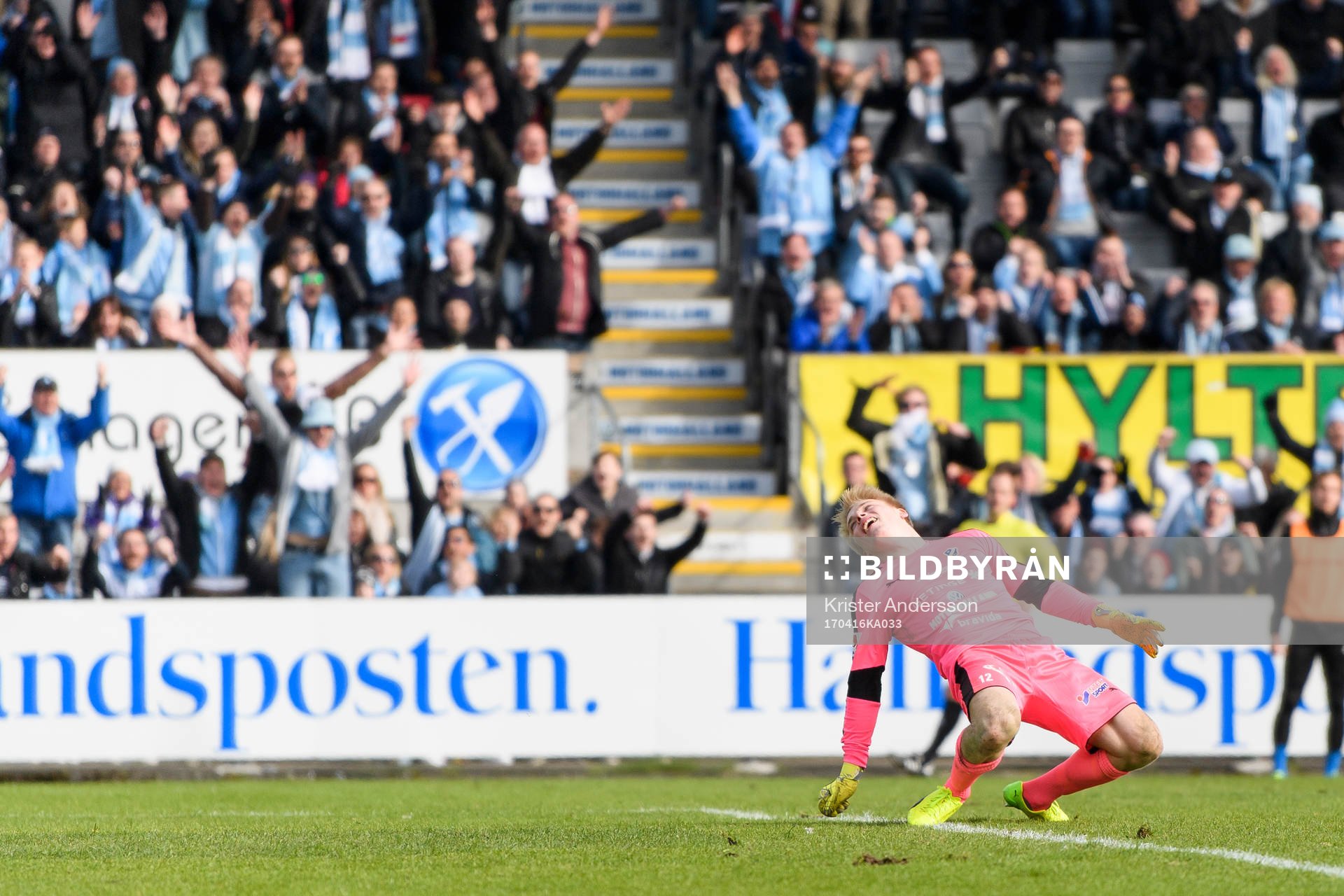 Halmstads målvakt Isak Pettersson ser bollen gå in till