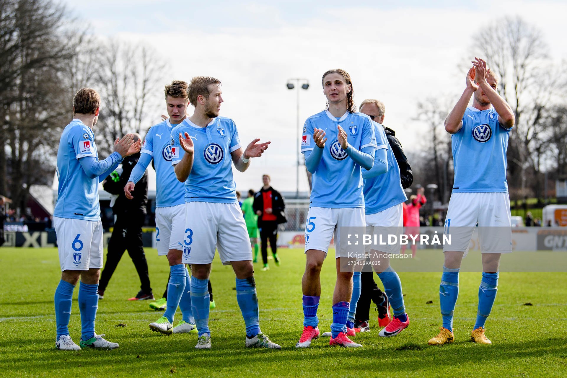 Malmö FFs spelare jublar efter fotbollsmatchen i Allsvenskan mellan Halmstad och Malmö FF den 16 april 2017 i Halmstad.