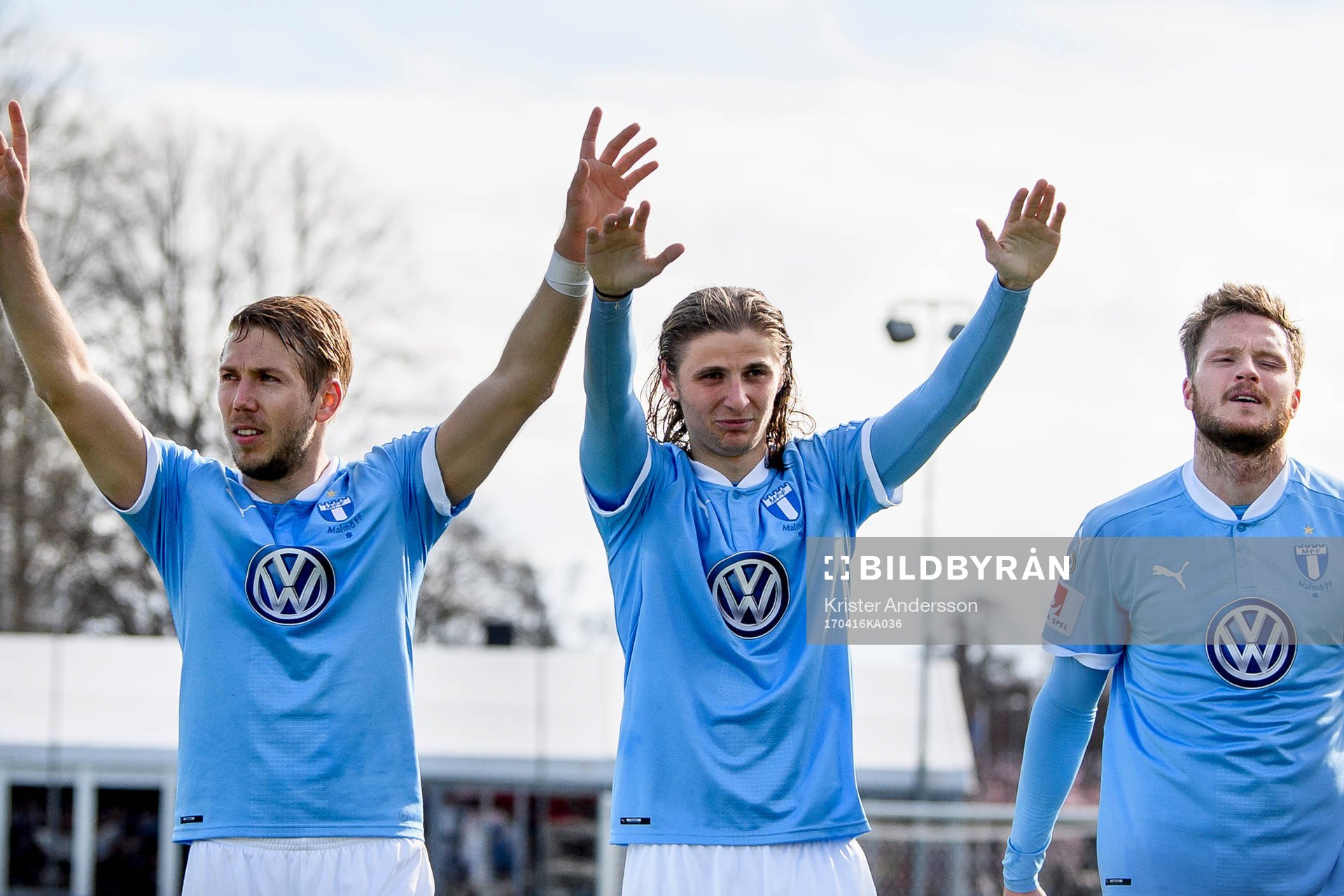 Malmö FFs Anton Tinnerholm, Pawel Cibicki och Franz Brorsson jublar efter fotbollsmatchen i Allsvenskan mellan Halmstad och Malmö FF den 16 april 2017 i Halmstad.