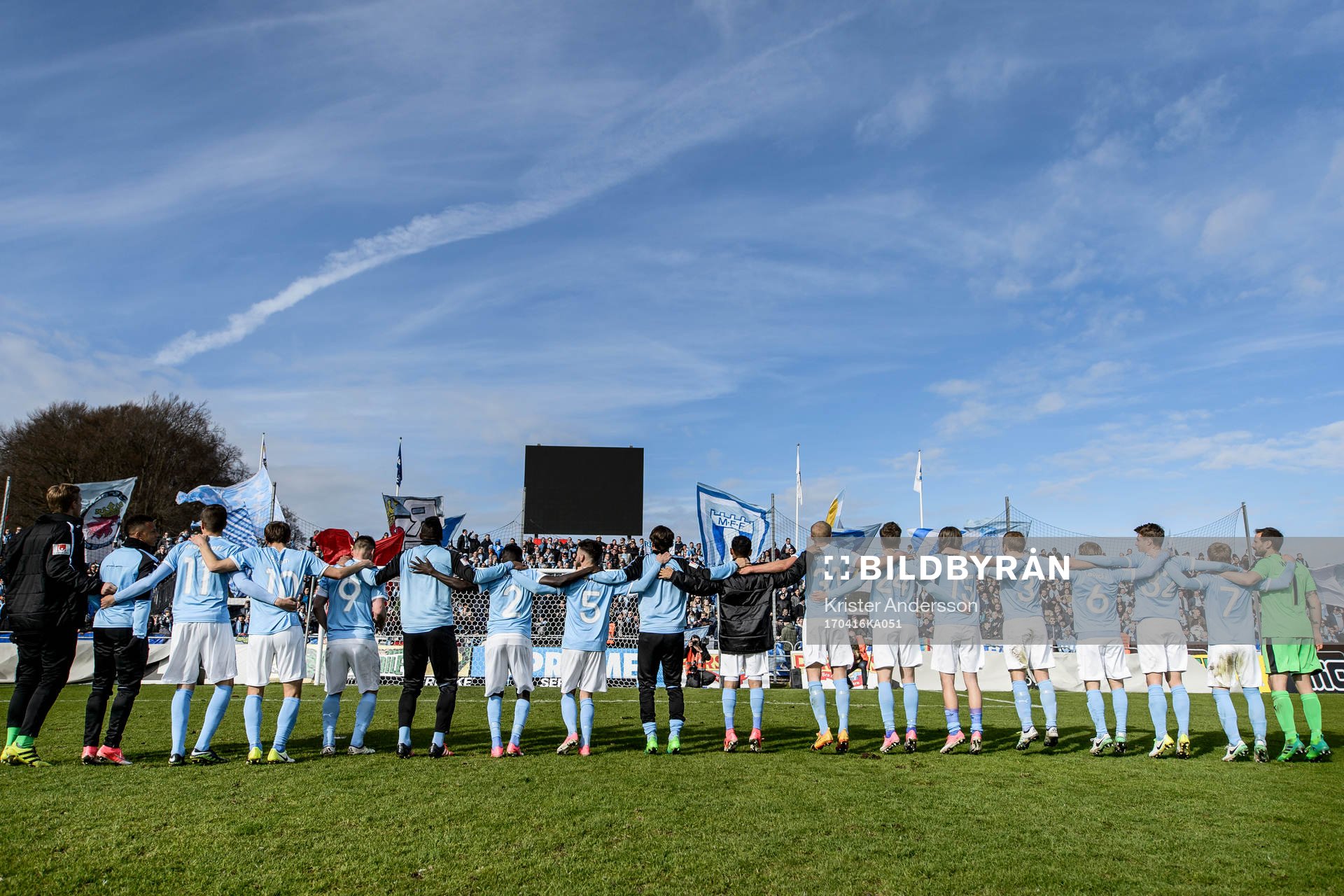 Malmö FFs spelare jublar framför sina supportrar