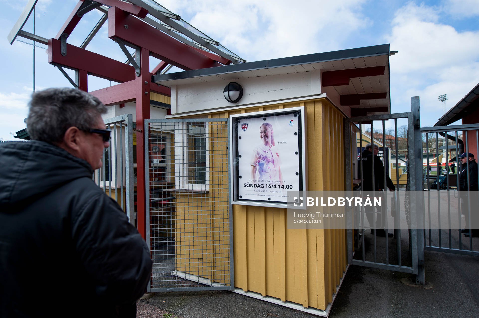 En besökare påväg mot ingången till fotbollsmatchen i