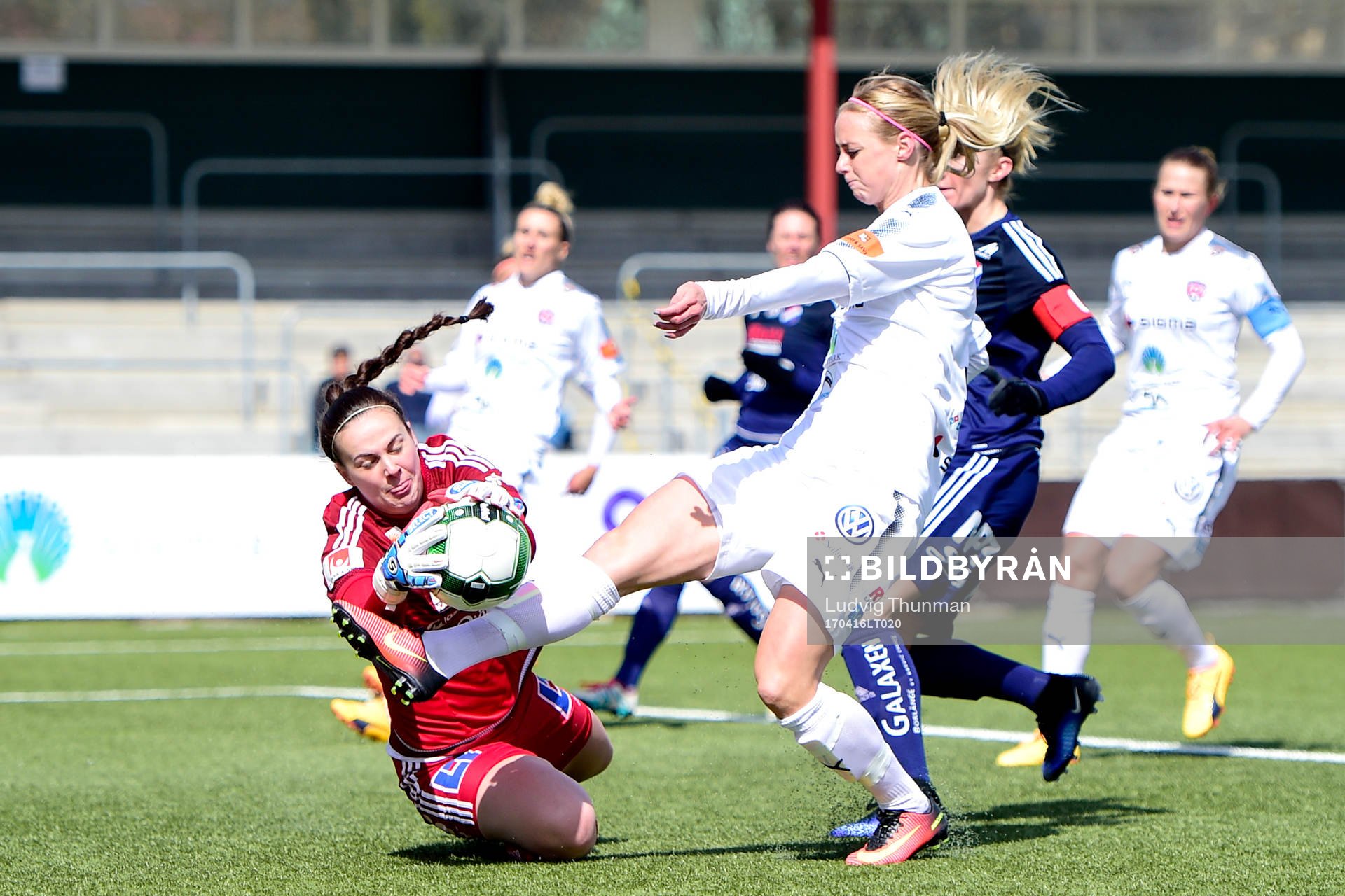 Rosengårds Amanda Ilestedt och Kvarnsvedens Lina Lundqvist under fotbollsmatchen i Damallsvenskan mellan FC Rosengård och Kvarnsveden den 16 mars 2017 i Malmö.