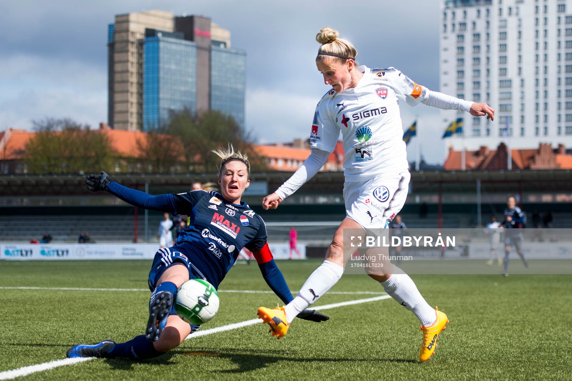 Kvarnsvedens Robyn Decker och Rosengårds Anja Mittag under fotbollsmatchen i Damallsvenskan mellan FC Rosengård och Kvarnsveden den 16 mars 2017 i Malmö.