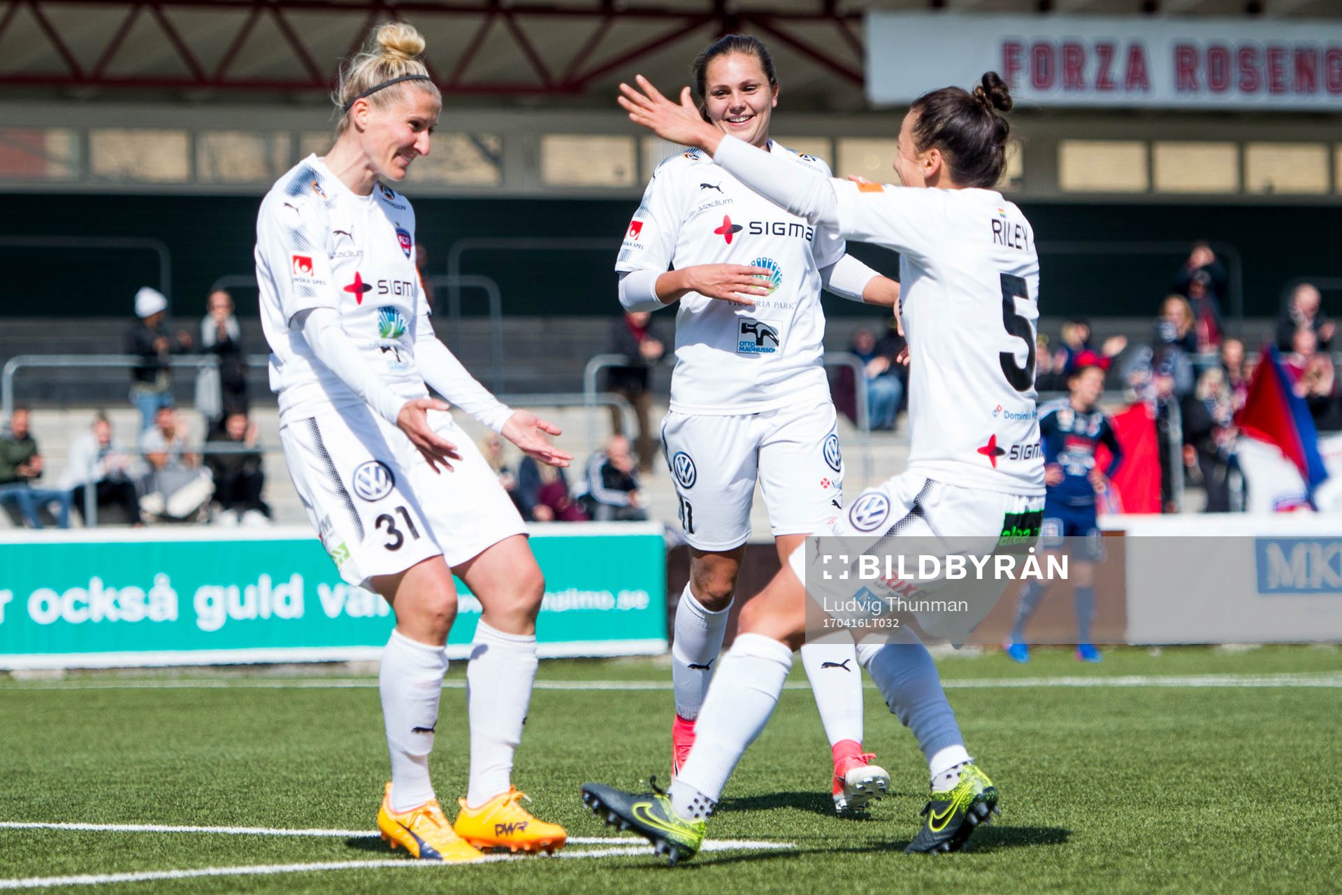 Rosengårds Anja Mittag kramas om av Lieke Martens och