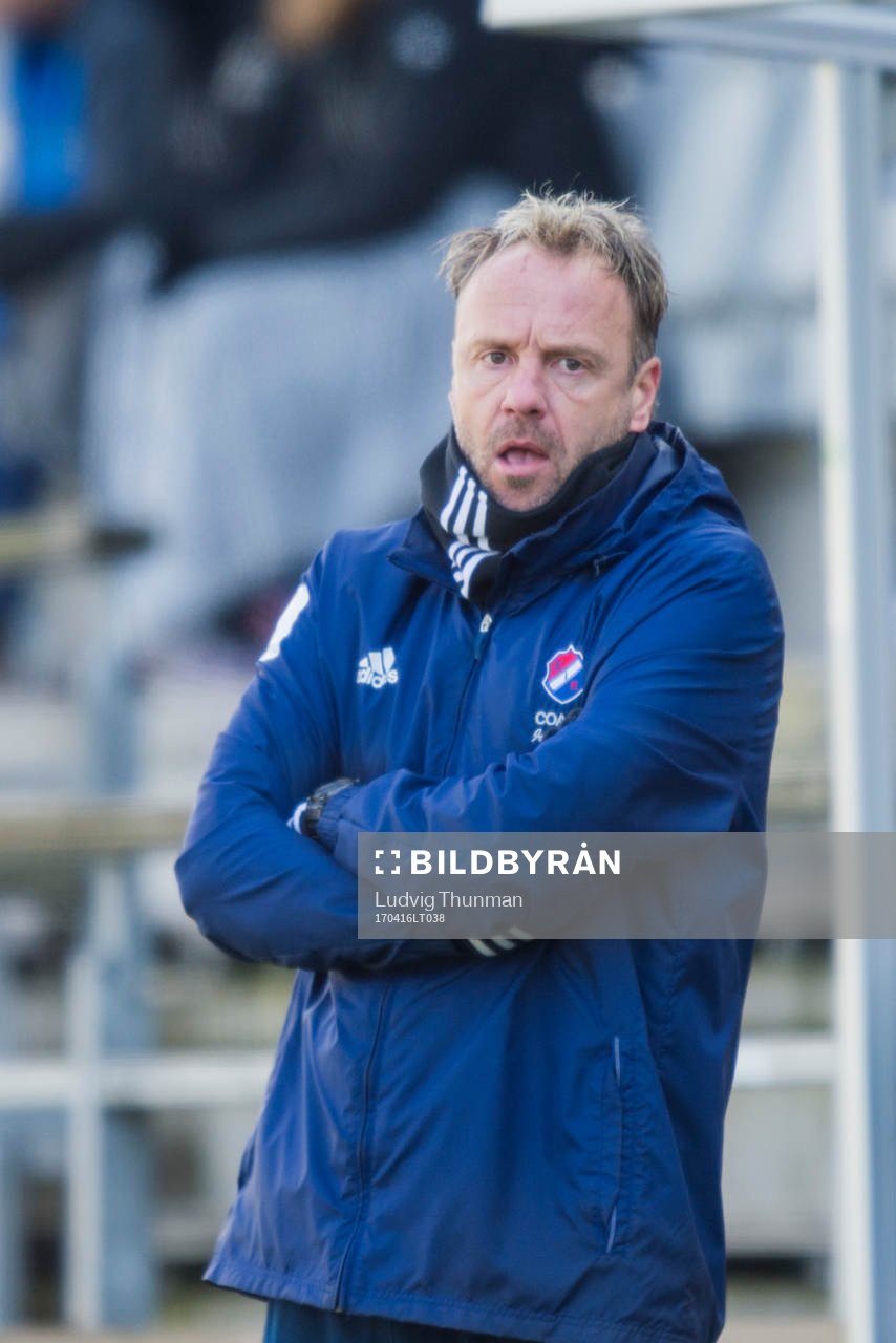 Kvarnsvedens tränare Jonas Björkgren under fotbollsmatchen i Damallsvenskan mellan FC Rosengård och Kvarnsveden den 16 mars 2017 i Malmö.