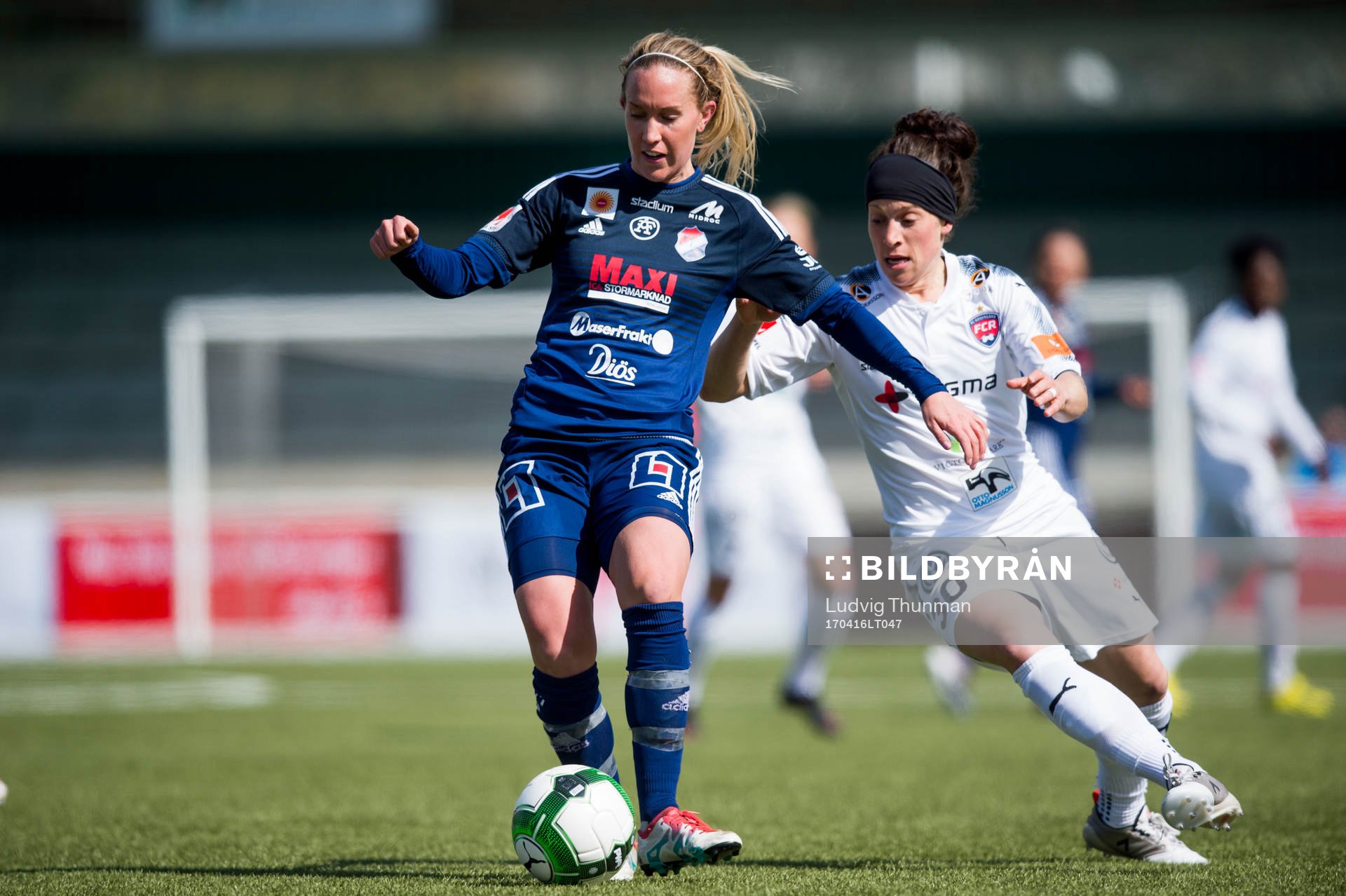 Kvarnsvedens Julia Roddar jagas av Rosengårds Ella Masar