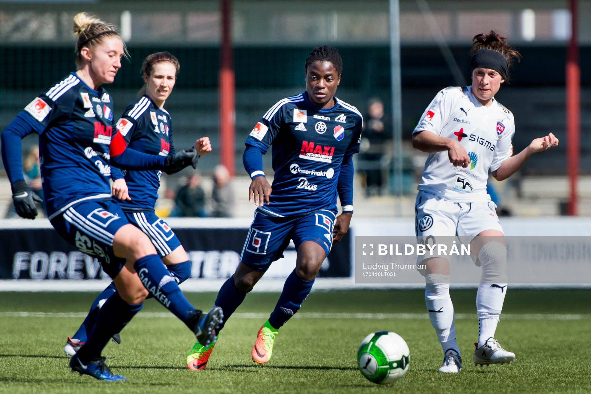 Kvarnsvedens Tabitha Chawinga och Rosengårds Ella Masar McLeod under fotbollsmatchen i Damallsvenskan mellan FC Rosengård och Kvarnsveden den 16 mars 2017 i Malmö.