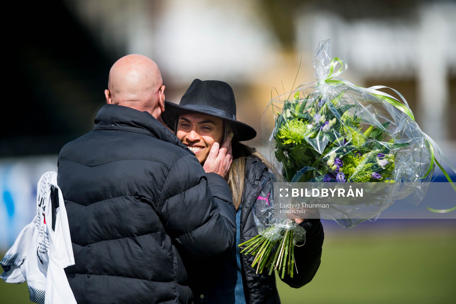 Rosengårds Marta Viera Da Silva tackas om av Rådgivare Erling Nilsson under fotbollsmatchen i Damallsvenskan mellan FC Rosengård och Kvarnsveden den 16 mars 2017 i Malmö.