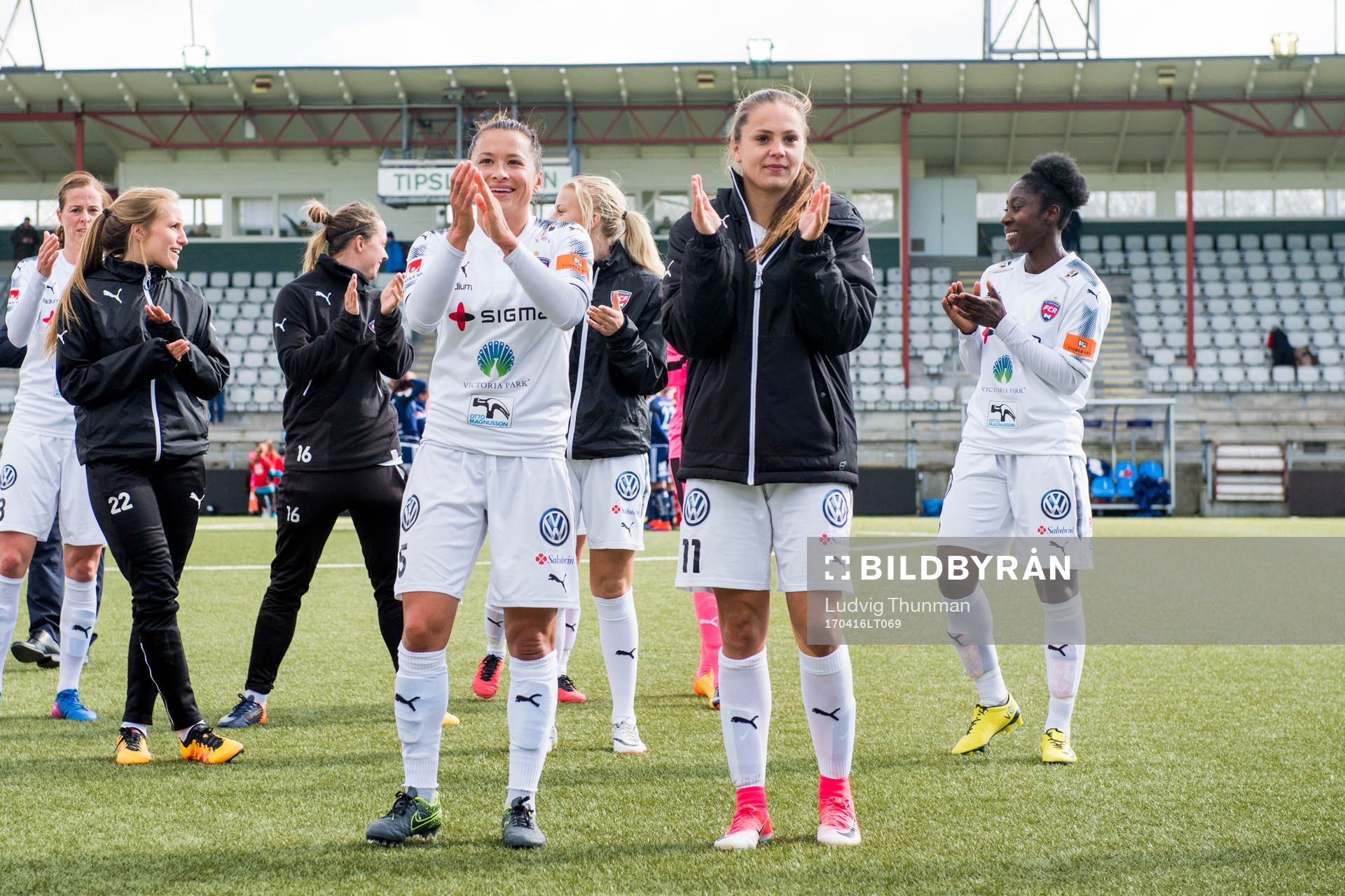 Rosengårds Alexandra Lowe Riley och Lieke Martens tackar publiken efter fotbollsmatchen i Damallsvenskan mellan FC Rosengård och Kvarnsveden den 16 mars 2017 i Malmö.