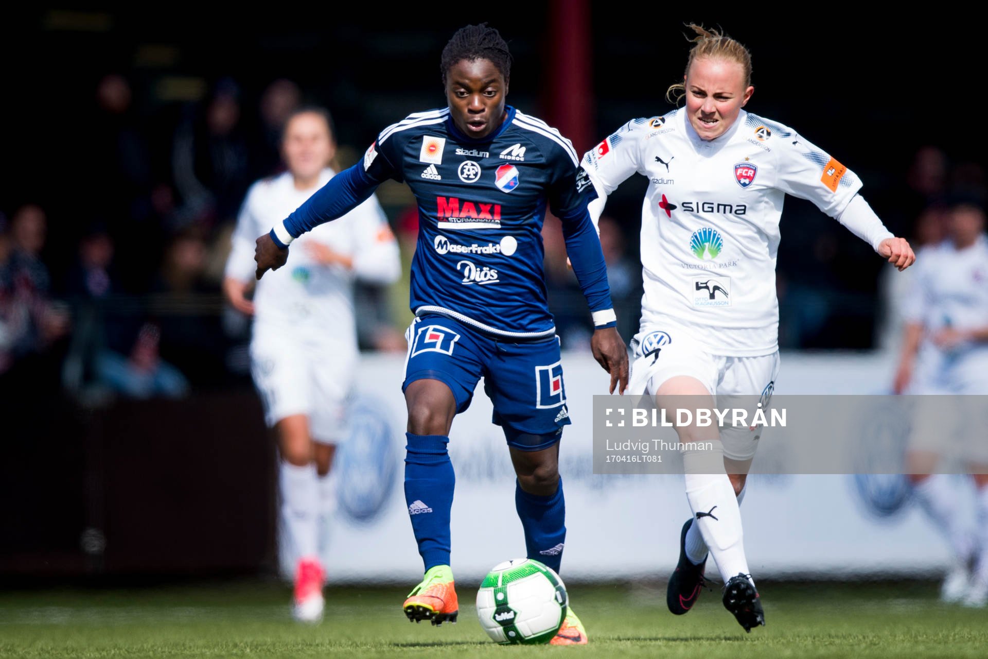 Kvarnsvedens Tabitha Chawinga jagas av Rosengårds Ebba