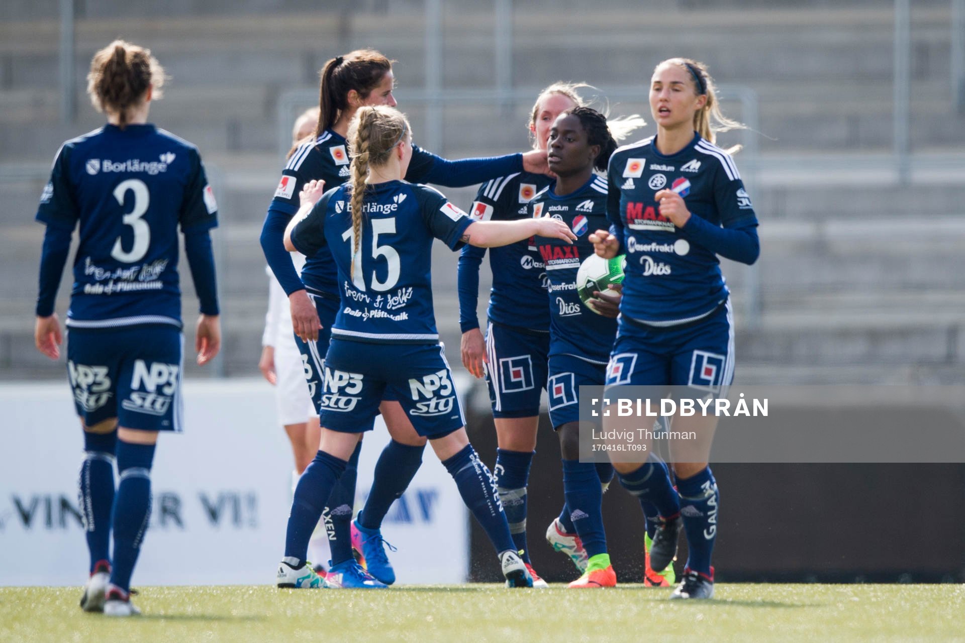 Kvarnsvedens spelare jublar efter mål av Kvarnsvedens Tabitha Chawinga under fotbollsmatchen i Damallsvenskan mellan FC Rosengård och Kvarnsveden den 16 mars 2017 i Malmö.