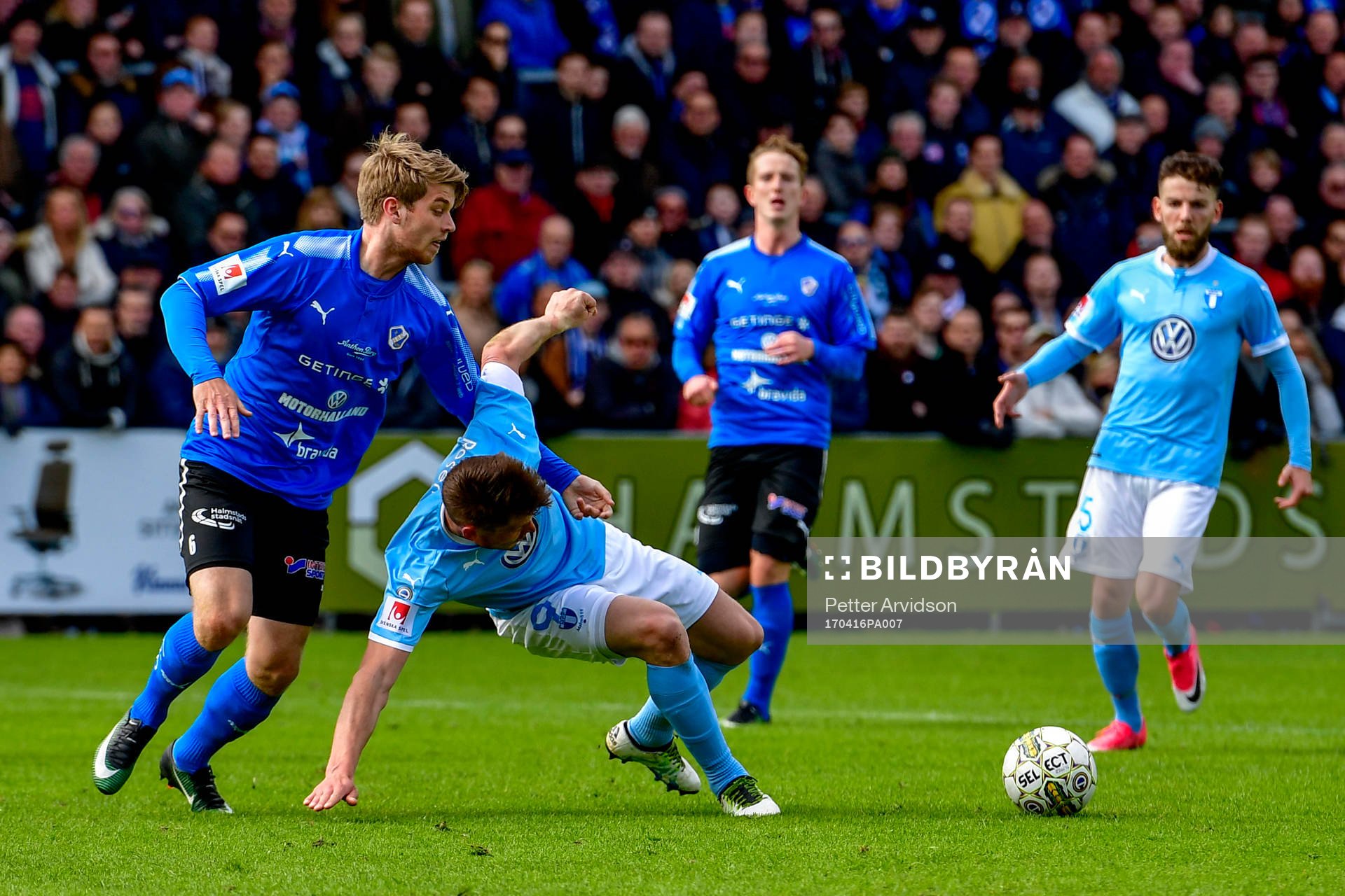 Malmö FFs Markus Rosenberg görs ner i kamp med Halmstads Marcus Mathisen under fotbollsmatchen i Allsvenskan mellan Halmstad och Malmö FF den 16 april 2017 i Halmstad.
