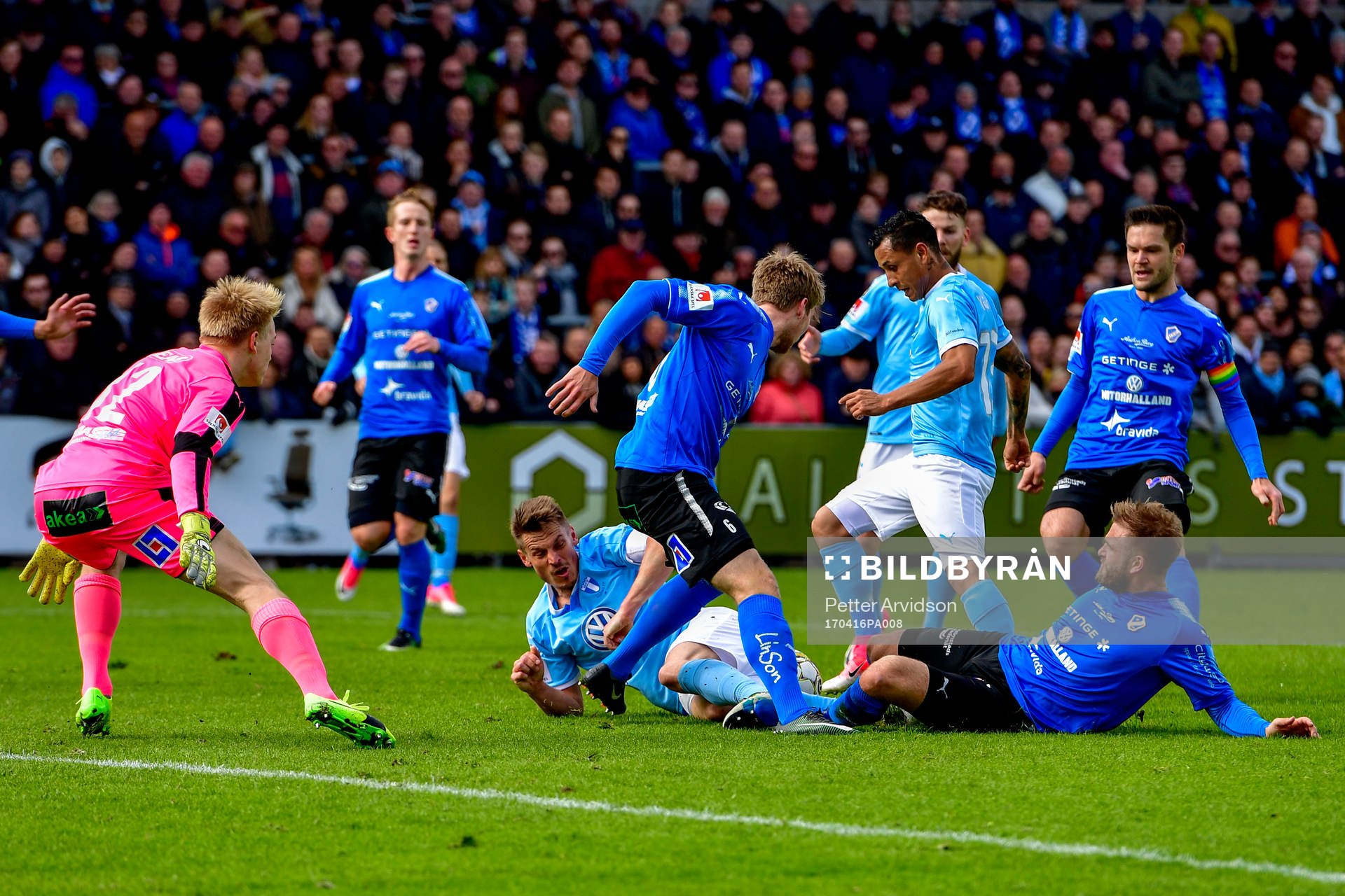 Malmö FFs Markus Rosenberg och Halmstads målvakt Isak