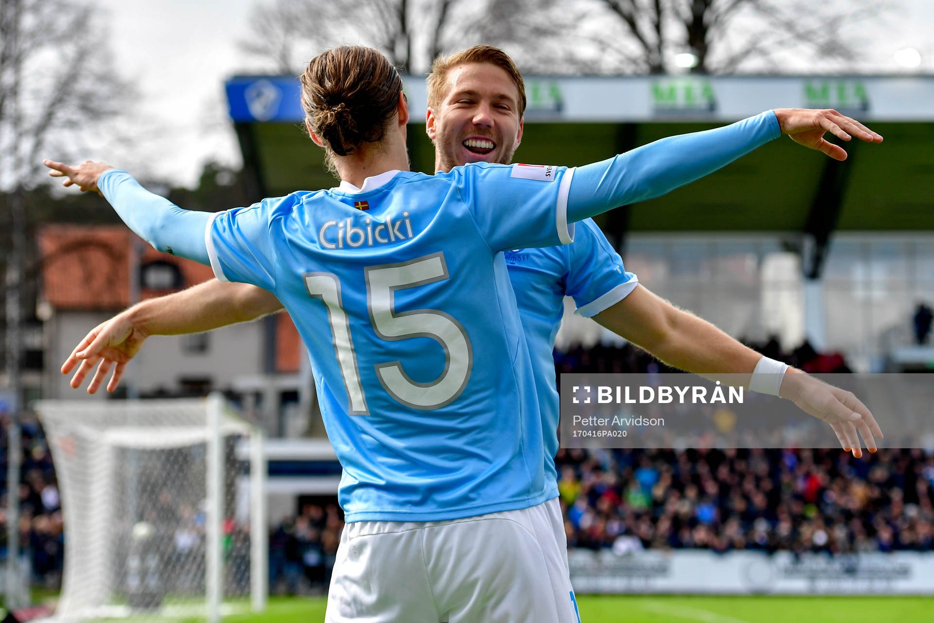 Malmö FFs Anton Tinnerholm och Pawel Cibicki jublar efter 0-2 av Cibicki under fotbollsmatchen i Allsvenskan mellan Halmstad och Malmö FF den 16 april 2017 i Halmstad.