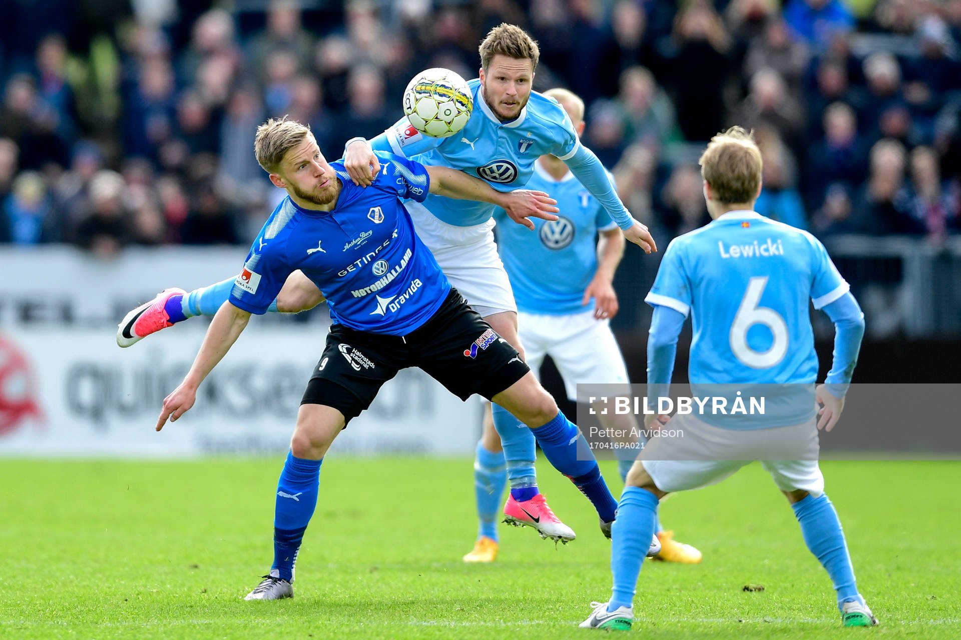 Halmstads Rebin Assad och Malmö FFs Lasse Nielsen under fotbollsmatchen i Allsvenskan mellan Halmstad och Malmö FF den 16 april 2017 i Halmstad.