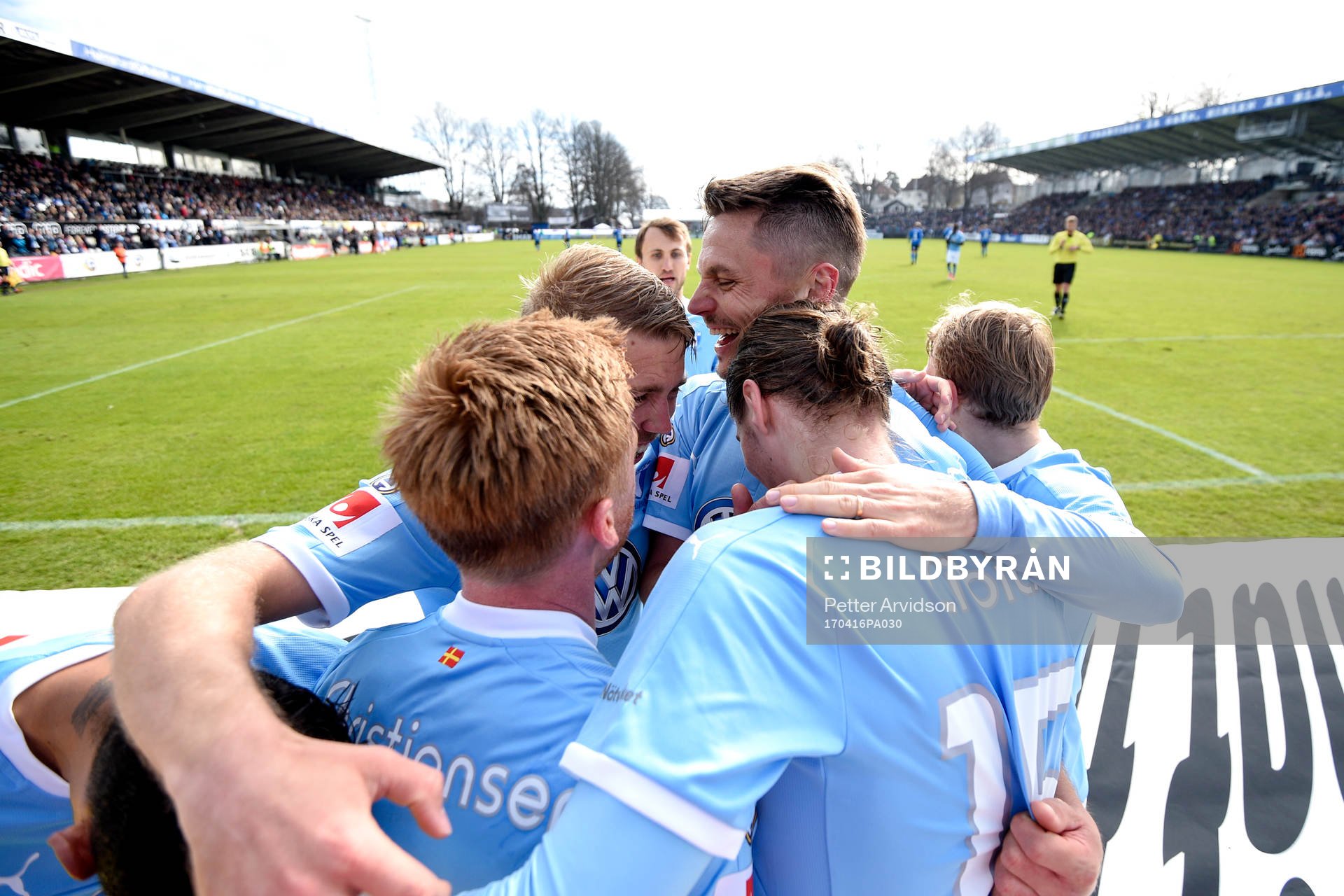 Malmö FFs Pawel Cibicki jublar med lagkamrater efter 0-3 under fotbollsmatchen i Allsvenskan mellan Halmstad och Malmö FF den 16 april 2017 i Halmstad.