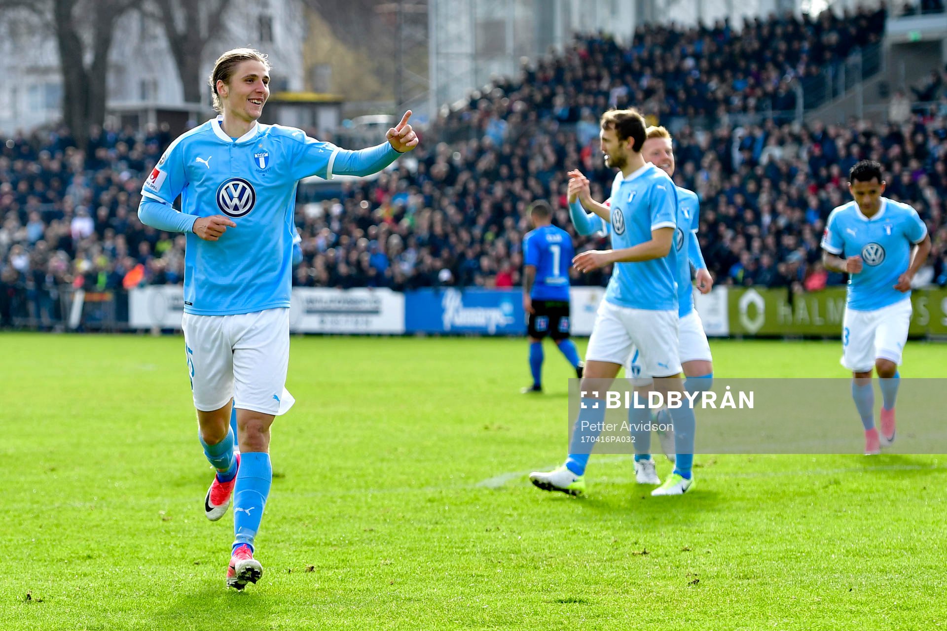 Malmö FFs Pawel Cibicki jublar efter 0-3 under fotbollsmatchen i Allsvenskan mellan Halmstad och Malmö FF den 16 april 2017 i Halmstad.