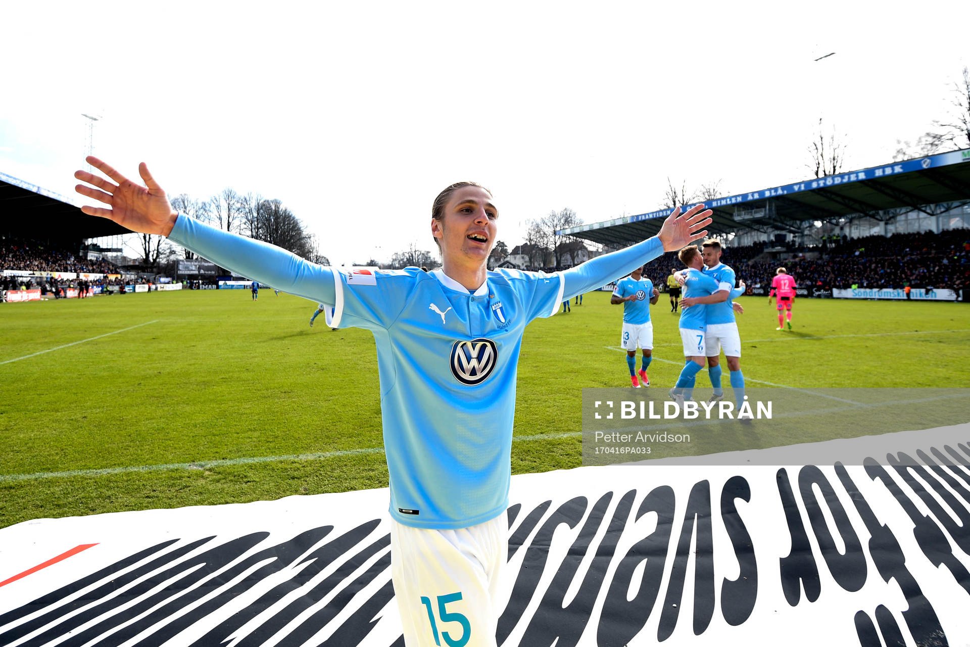 Malmö FFs Pawel Cibicki jublar efter 0-3 under fotbollsmatchen i Allsvenskan mellan Halmstad och Malmö FF den 16 april 2017 i Halmstad.