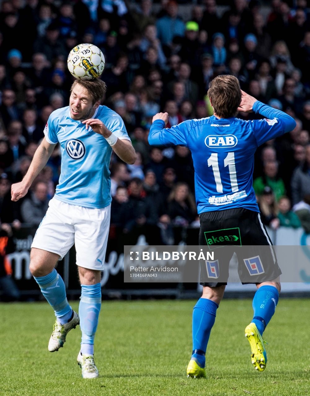 Malmö FFs Anton Tinnerholm och Halmstads Fredrik Olsson