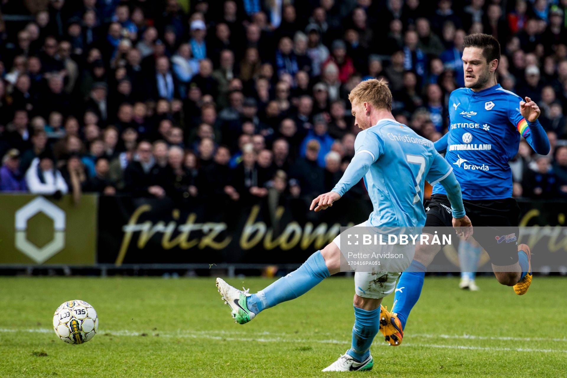 Malmö FFs Anders Christiansen gör 0-1 bredvid Halmstads