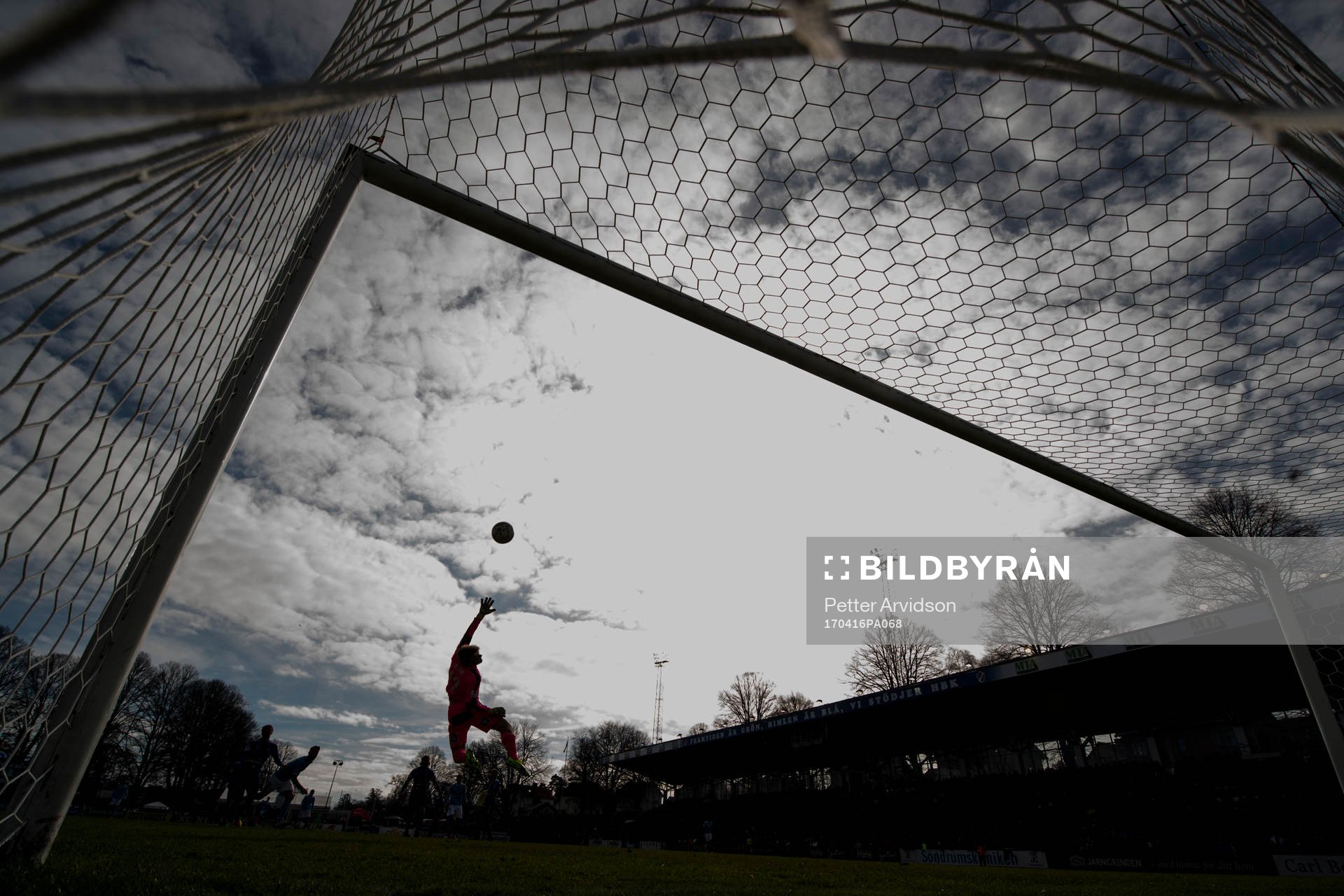Halmstads målvakt Isak Pettersson försöker sträcka sig efter bollen från Malmö FFs Pawel Cibicki som innebär 0-3 för Malmö FF under fotbollsmatchen i Allsvenskan mellan Halmstad och Malmö FF den 16 april 2017 i Halmstad.