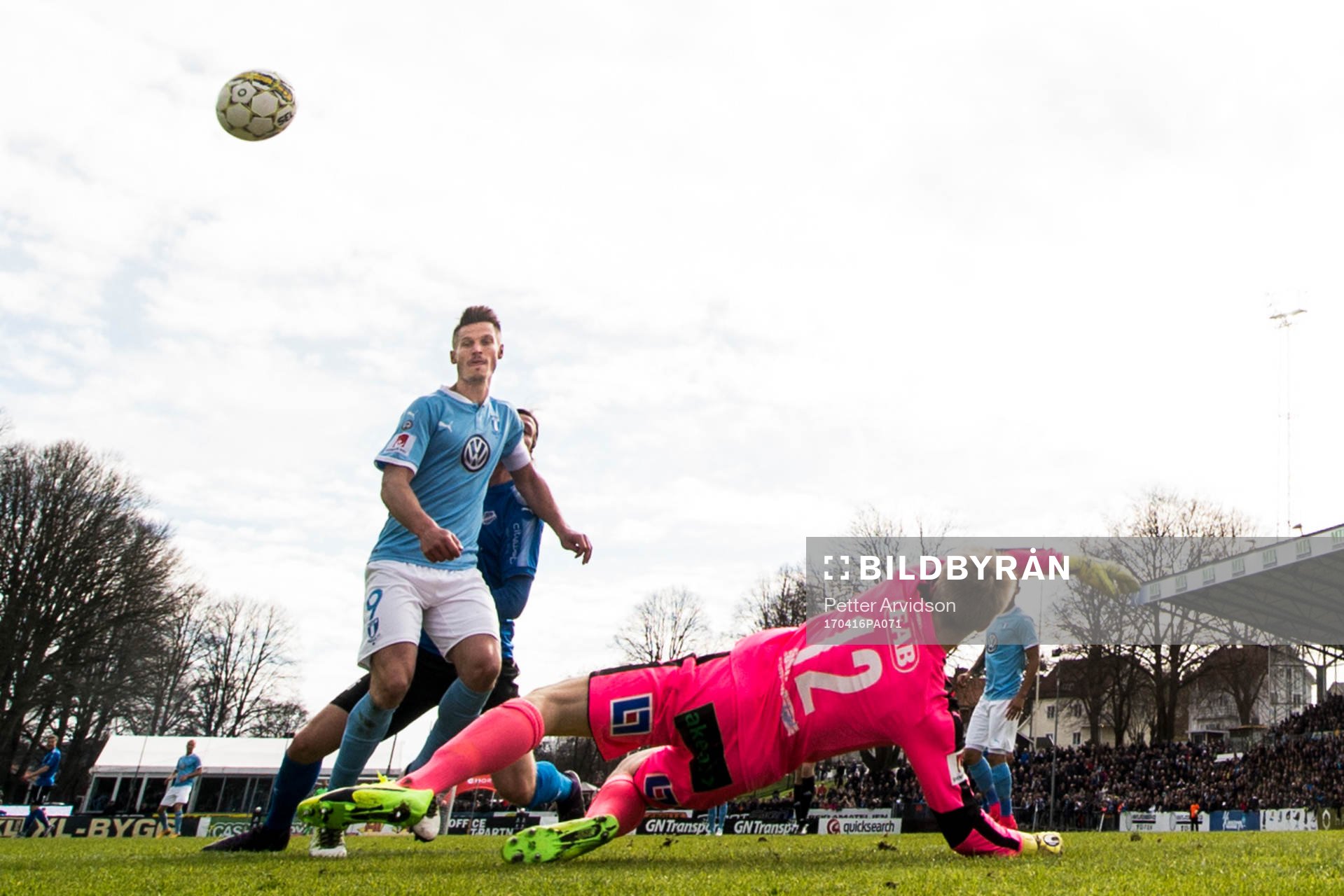Malmö FFs Markus Rosenberg och Halmstads målvakt Isak