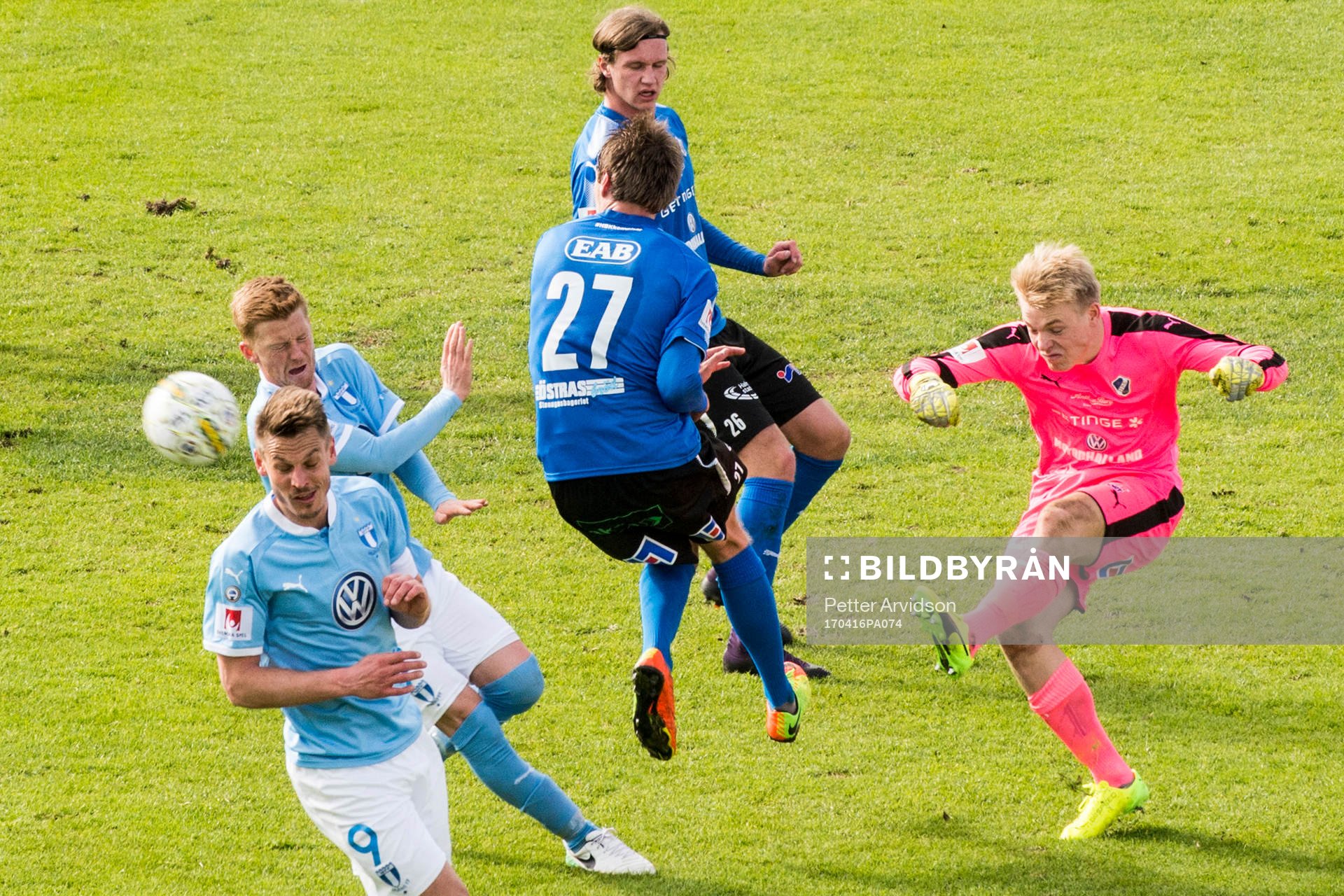 Halmstads målvakt Isak Pettersson rensar undan bollen