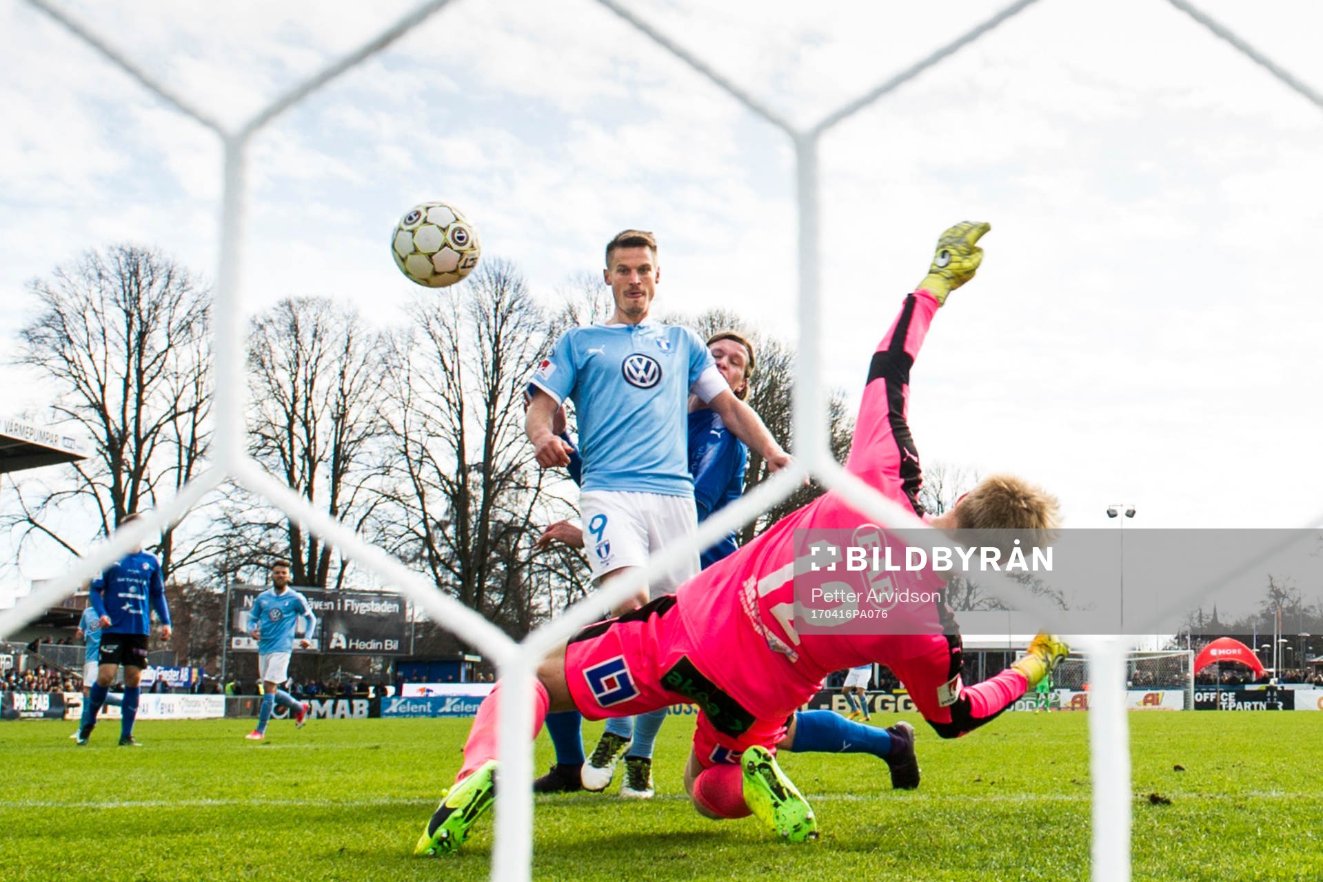 Malmö FFs Markus Rosenberg oroar mot Halmstads målvakt